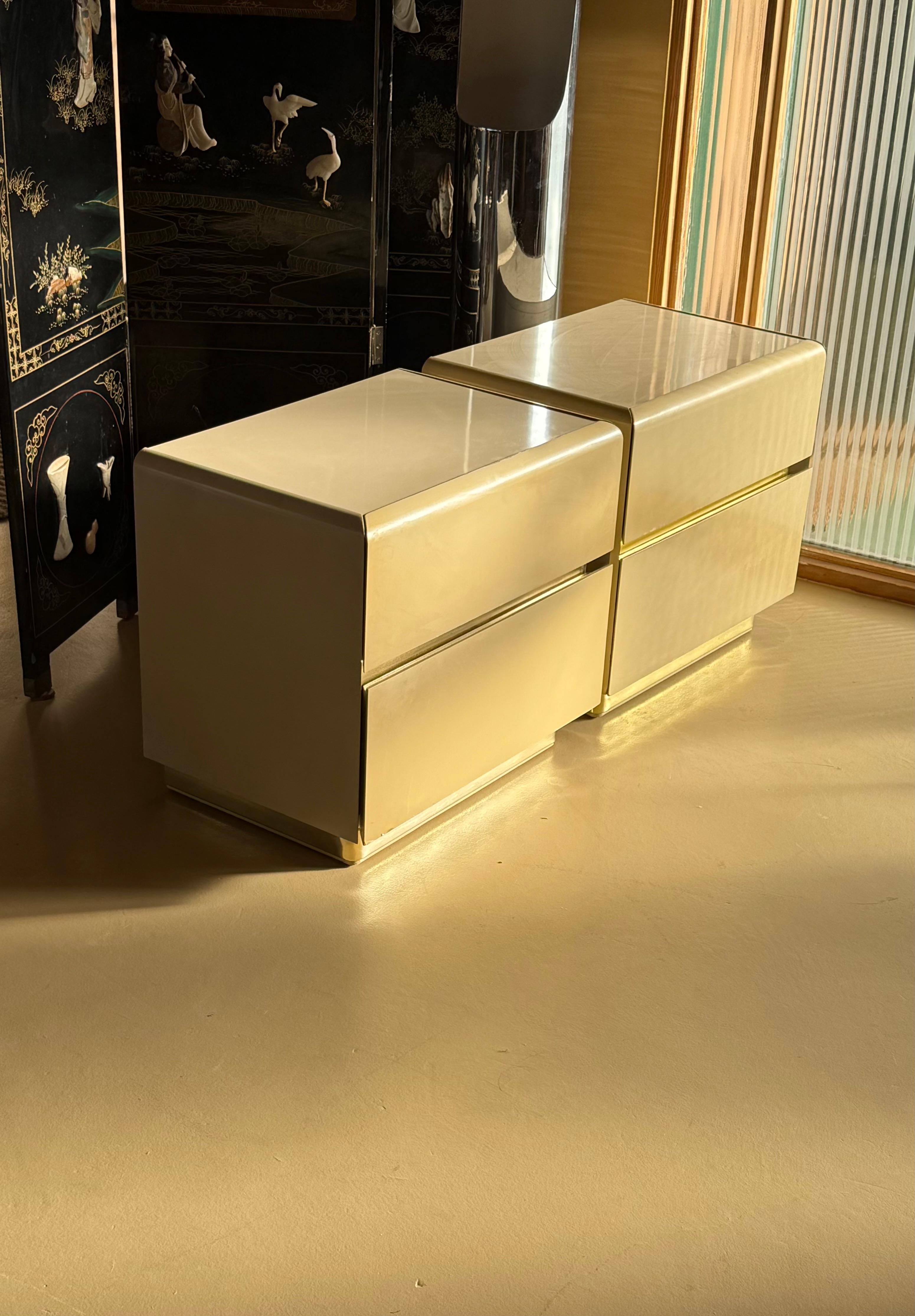 Coppia di comodini laccati color crema di Lane, fine XX secolo in vendita 12