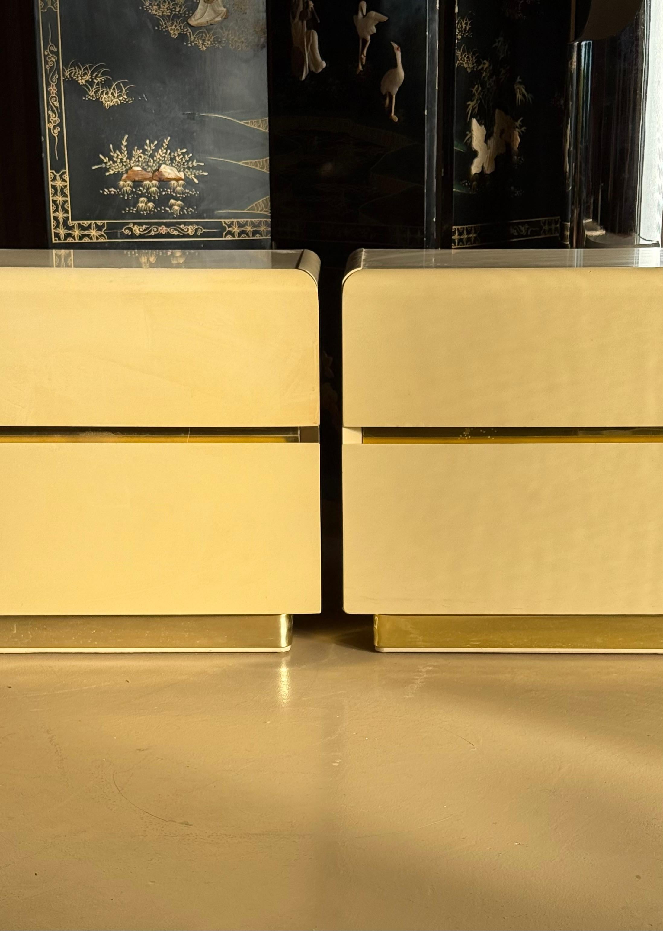 Coppia di comodini laccati color crema di Lane, fine XX secolo in vendita 13
