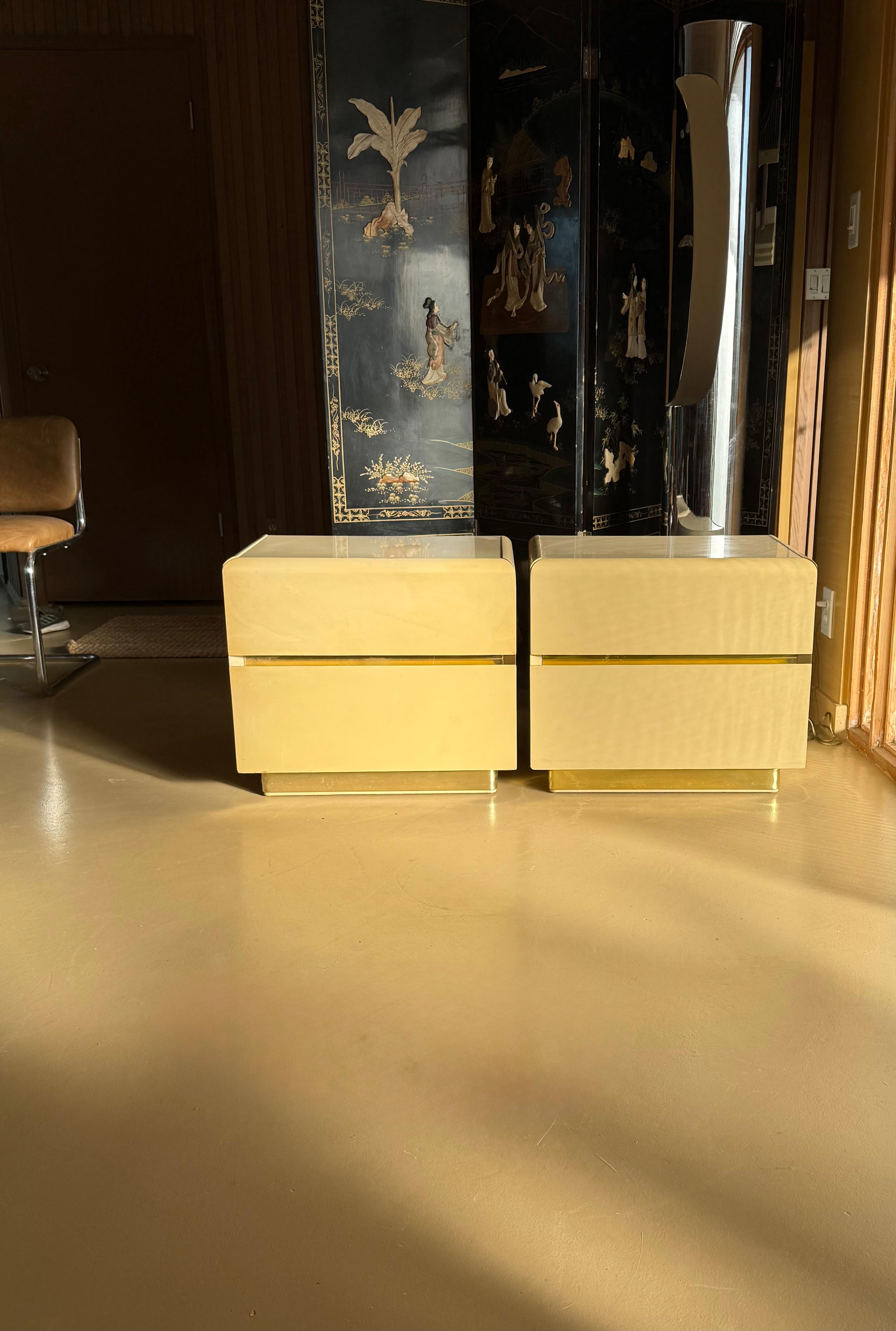 Coppia di comodini laccati color crema di Lane, fine XX secolo in vendita 14