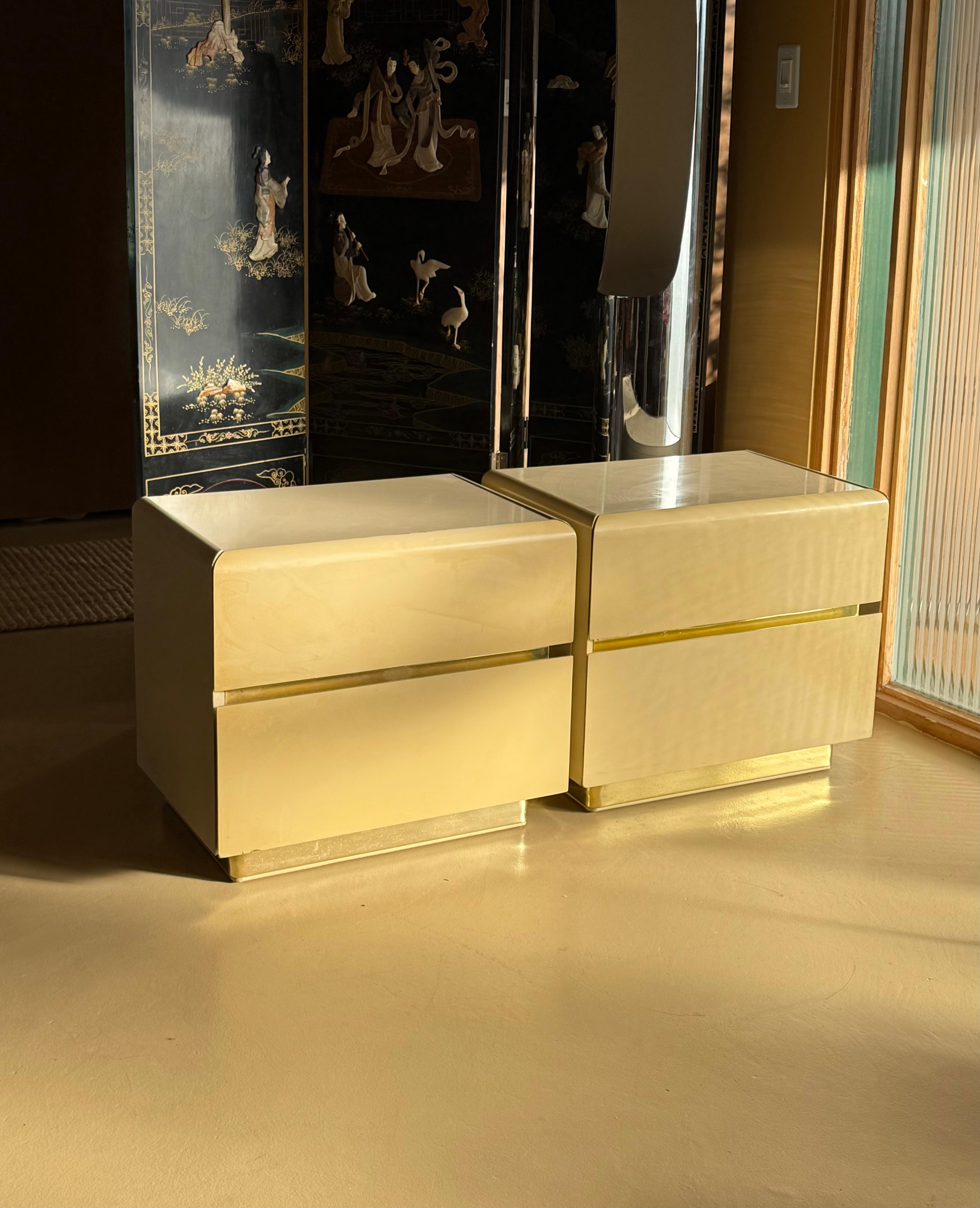 Postmoderno Coppia di comodini laccati color crema di Lane, fine XX secolo in vendita