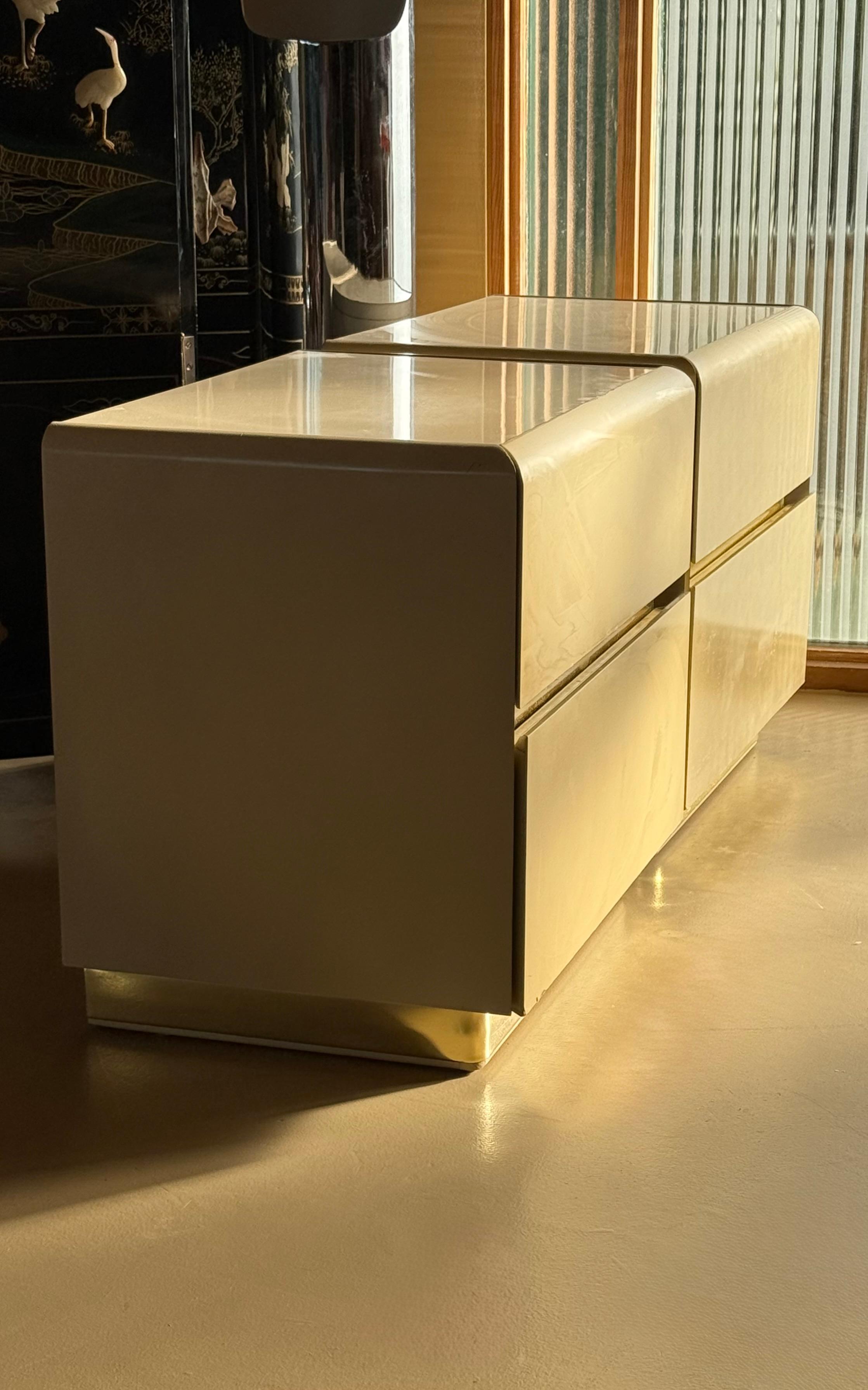 Americano Coppia di comodini laccati color crema di Lane, fine XX secolo in vendita