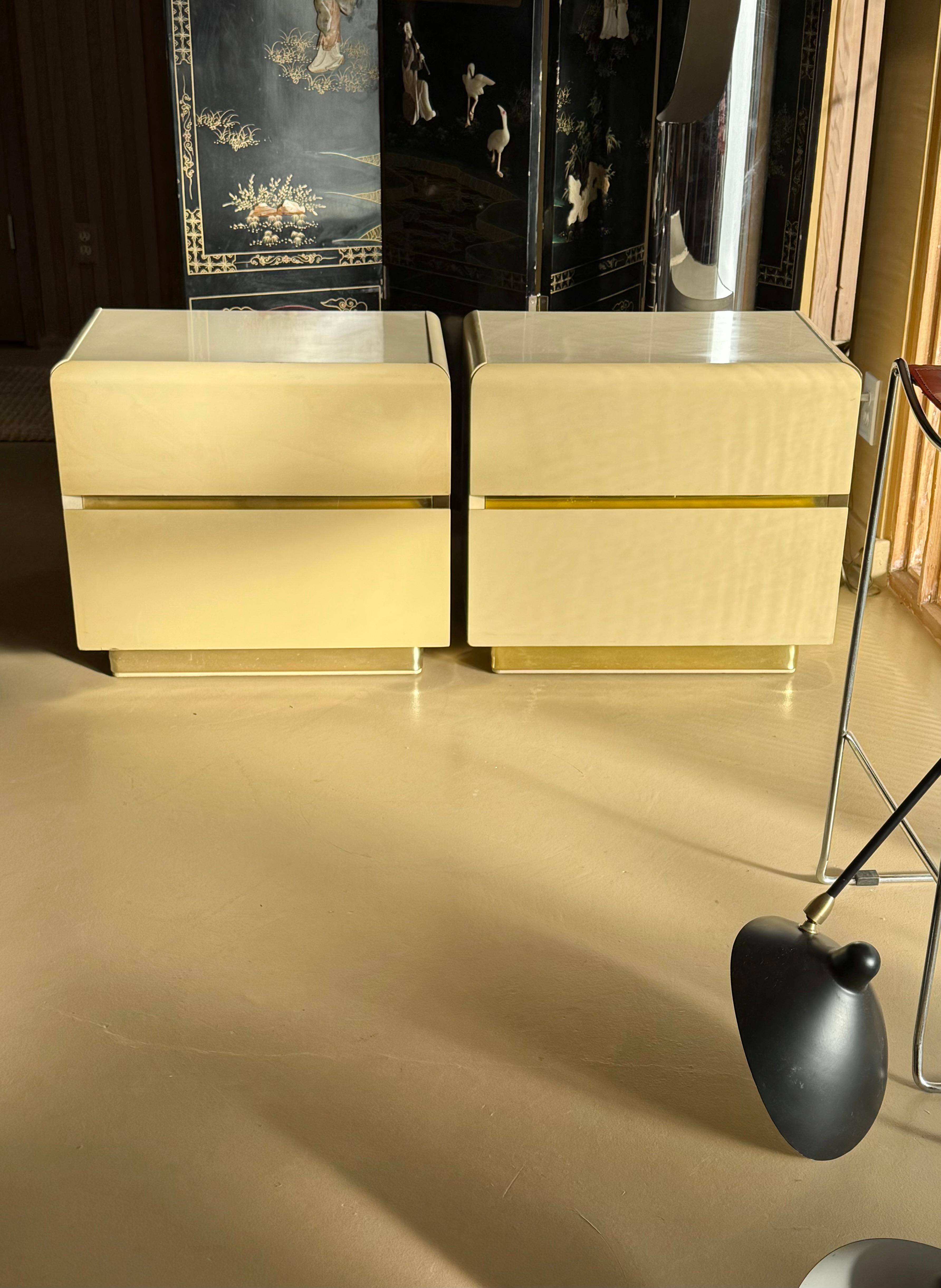 Metallo Coppia di comodini laccati color crema di Lane, fine XX secolo in vendita
