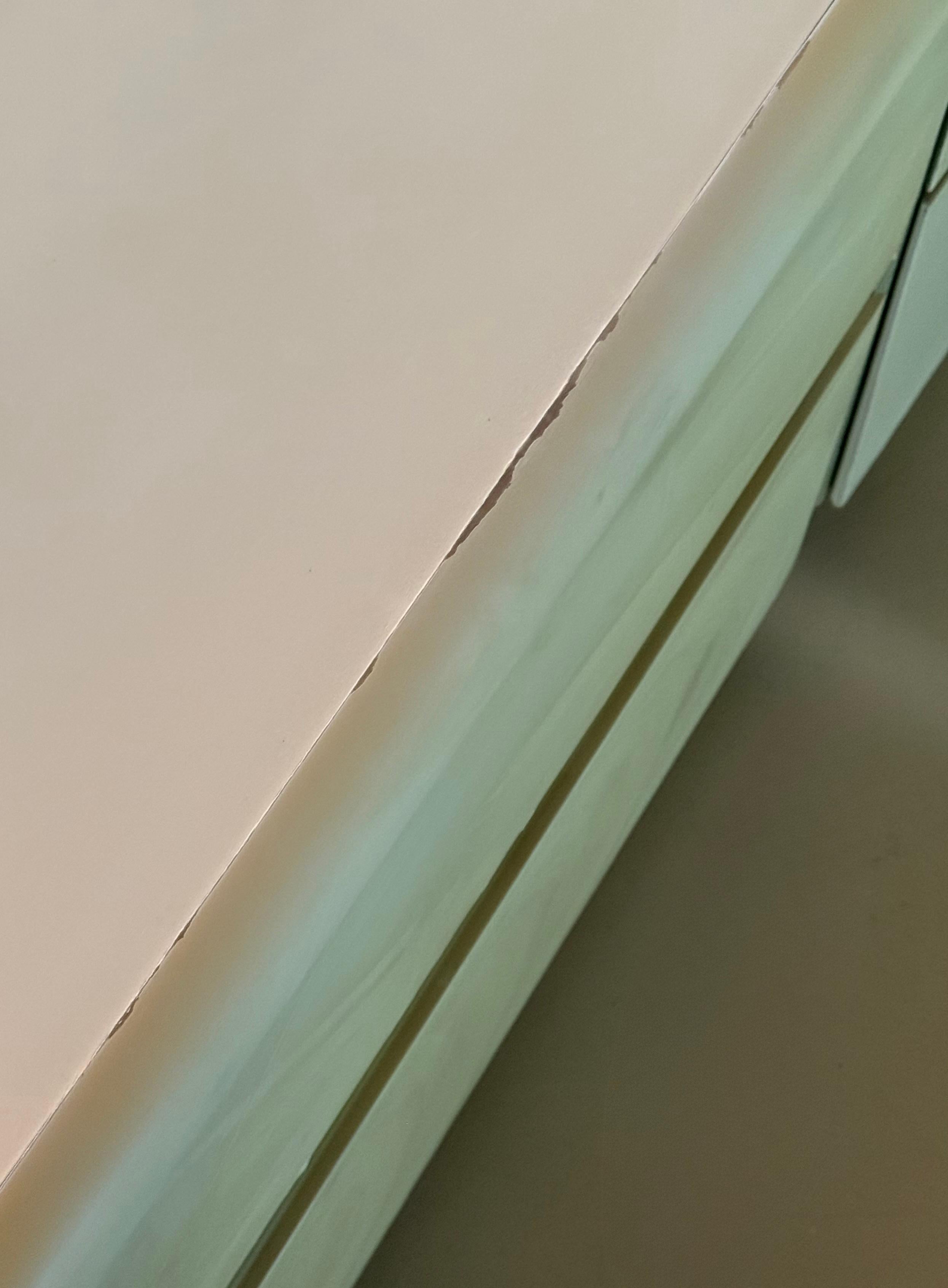 Coppia di comodini laccati color crema di Lane, fine XX secolo in vendita 3