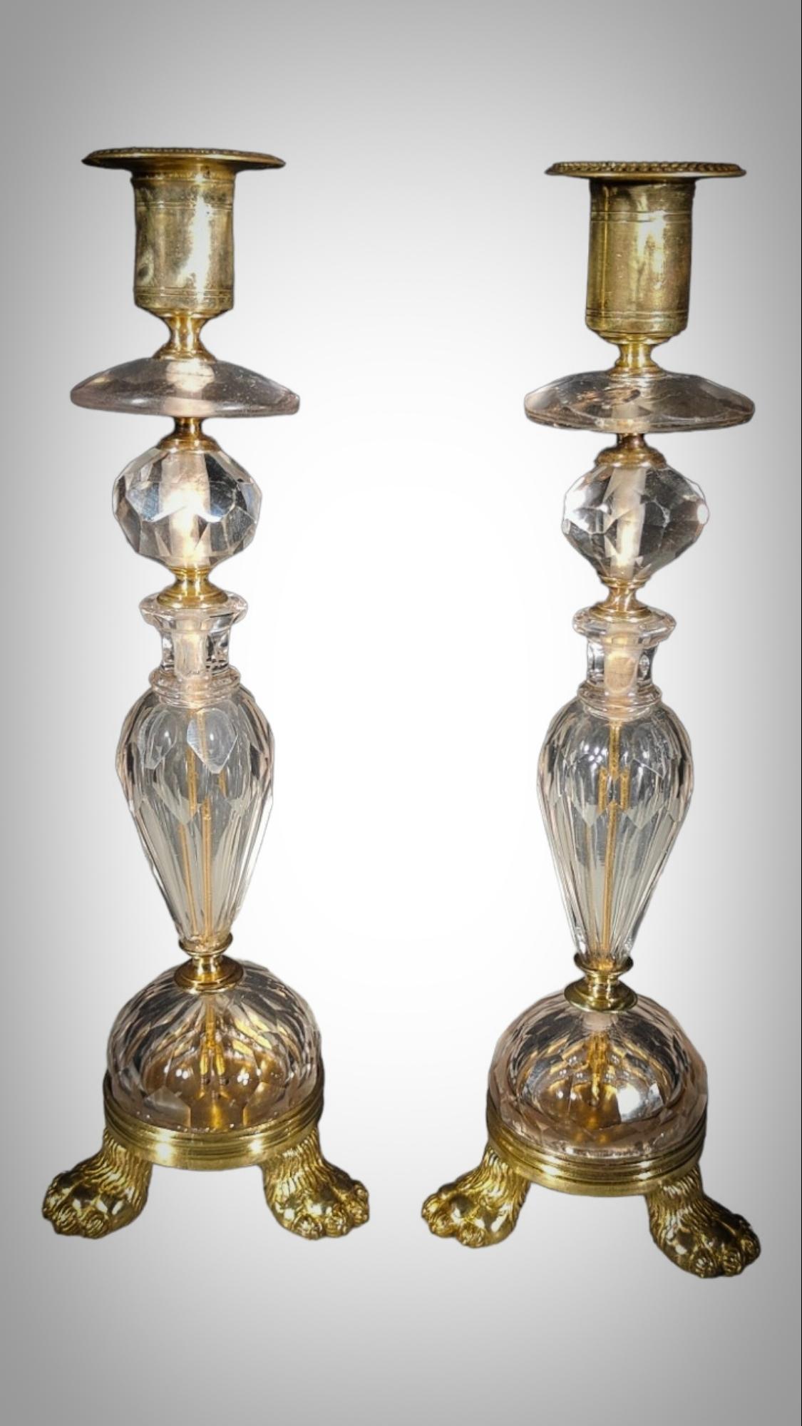 Ein Paar Kristall-Kerzenständer und vergoldete Bronzefassungen, spätes 17.
Kerzenständer aus geschliffenem und poliertem italienischem Kristall, abgestuft, facettiert, mit eingeschnittenen Messingdetails. 28x9x9cm