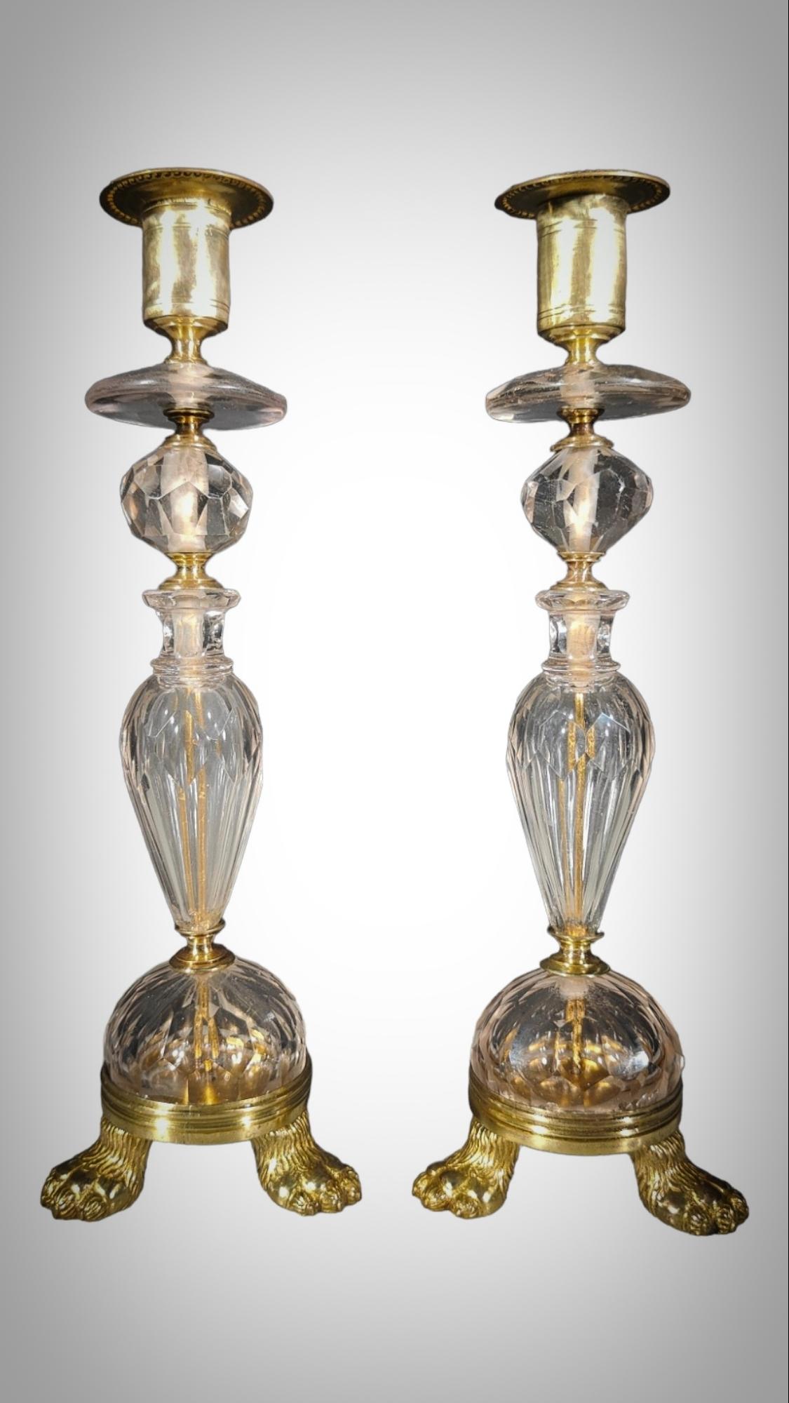 Ein Paar Kristall-Kerzenständer und vergoldete Bronzefassungen, spätes 17. im Zustand „Gut“ im Angebot in Madrid, ES