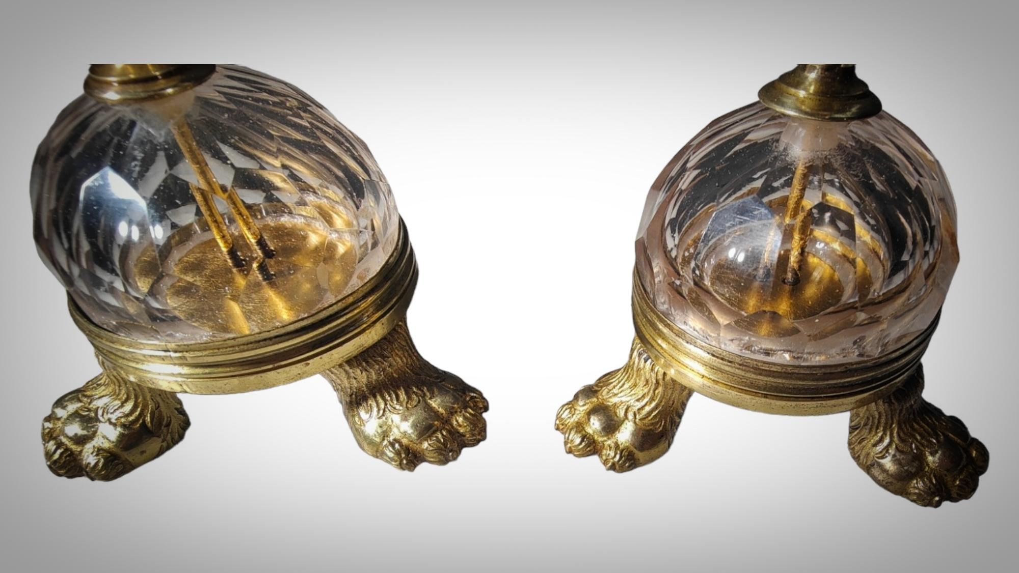 Début du XVIIe siècle Paire de chandeliers en cristal et montures en bronze doré, fin du XVIIe siècle en vente