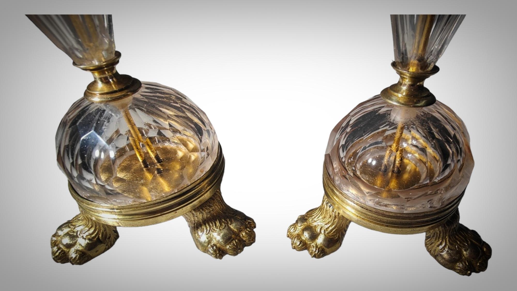 Paire de chandeliers en cristal et montures en bronze doré, fin du XVIIe siècle en vente 4