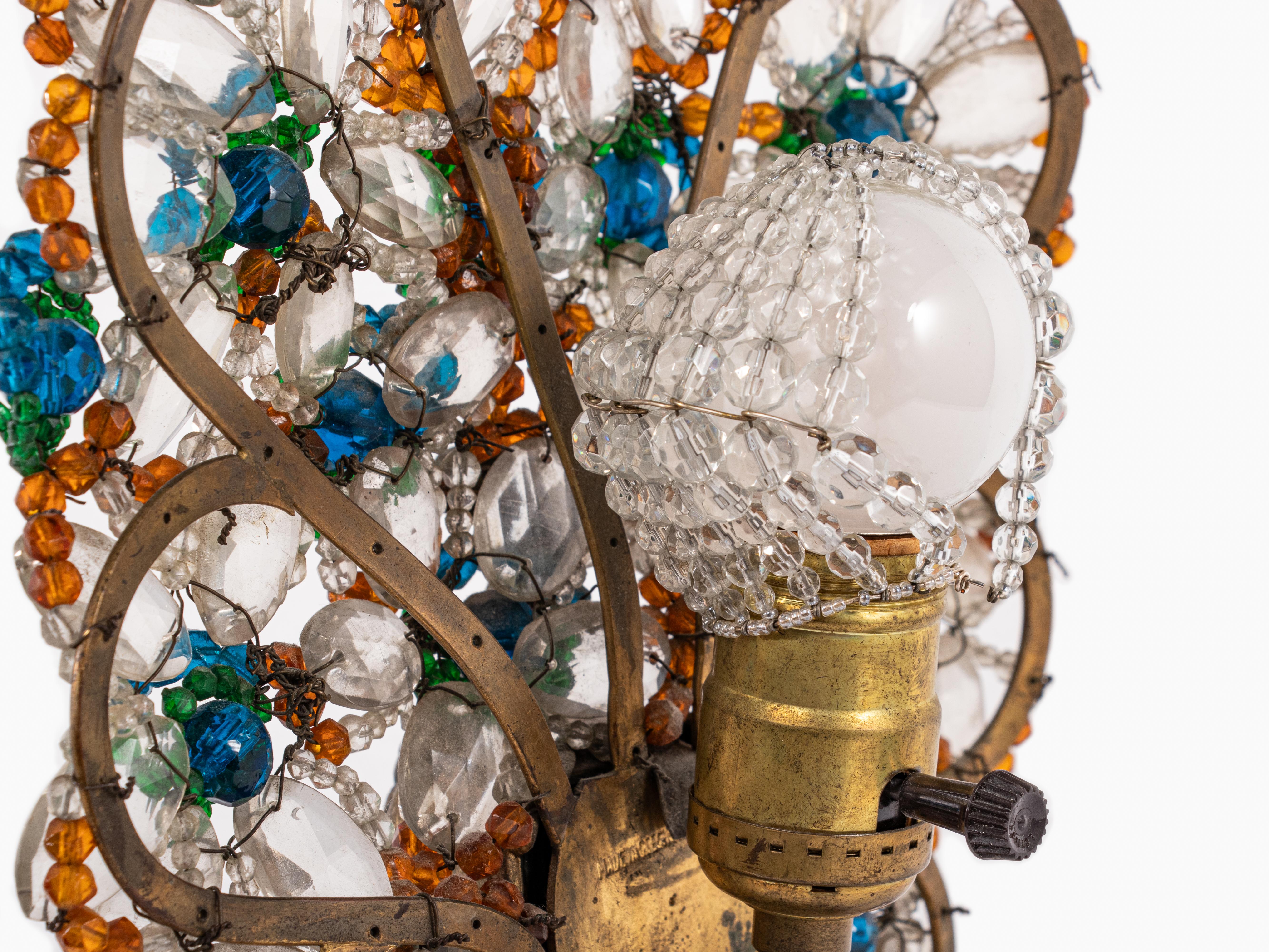 Un par de lámparas de sobremesa de pavo real de cristal Con cuentas en venta