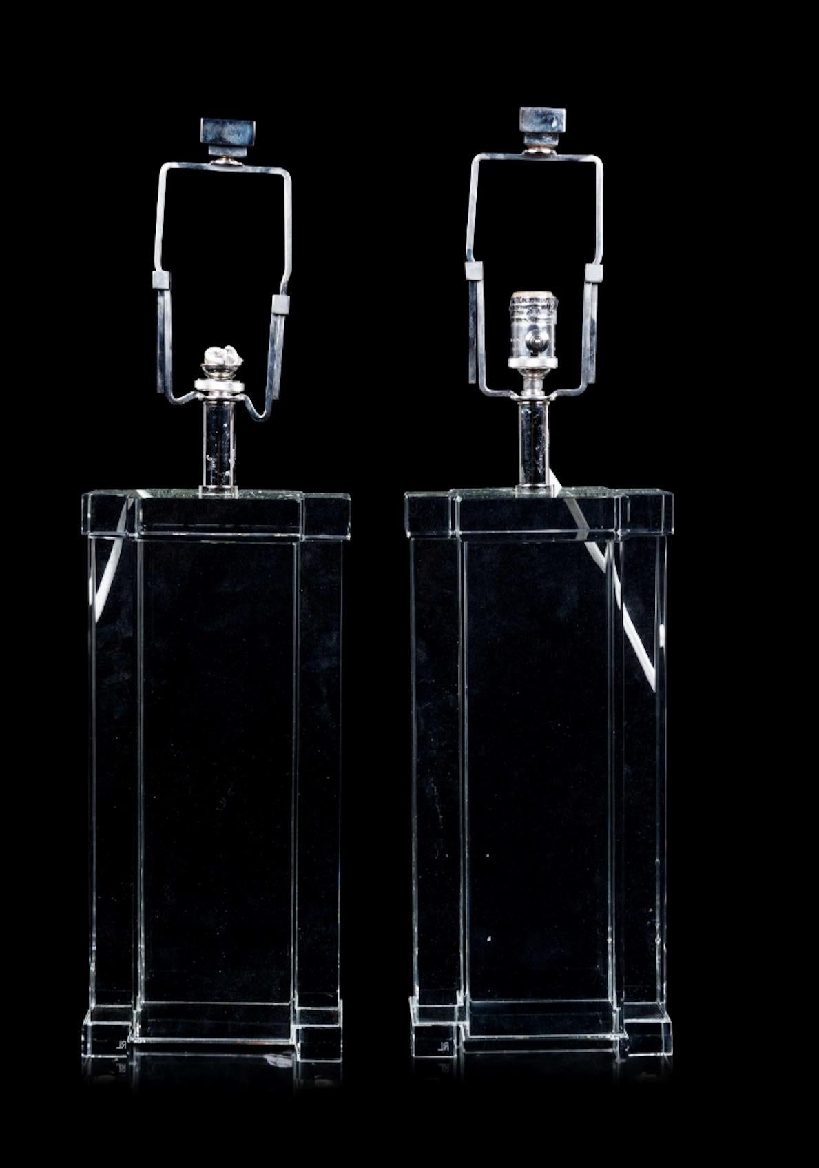 Paire de lampes de table en cristal
20ème siècle
Hauteur du verre 18 pouces ; hauteur totale 33 1/2 pouces.
Propriété d'un intérieur conçu par Robert Metzger, Maryland
