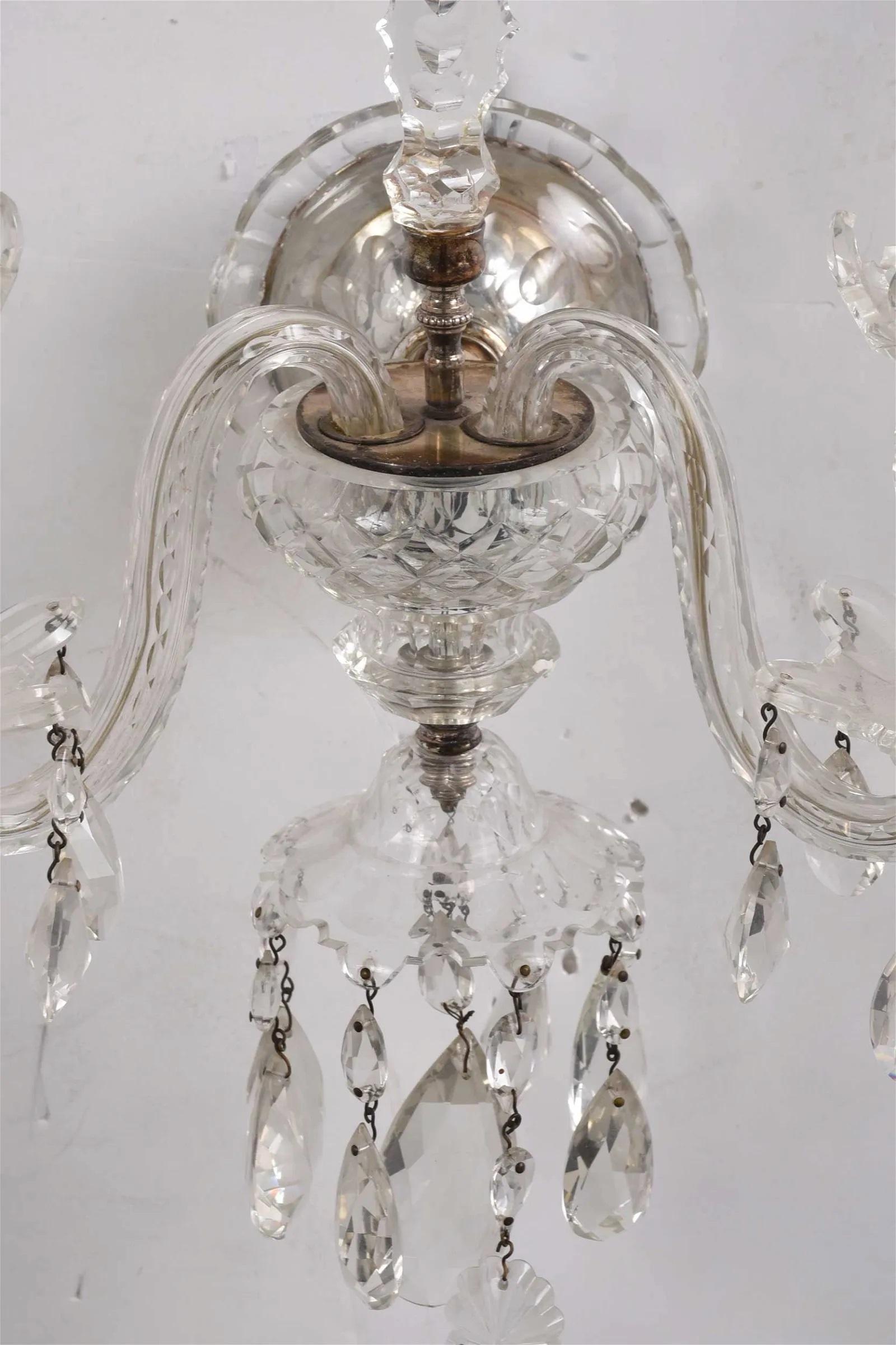 Ein Paar Wandleuchten aus Kristall mit zwei Lichtern (Handgefertigt) im Angebot