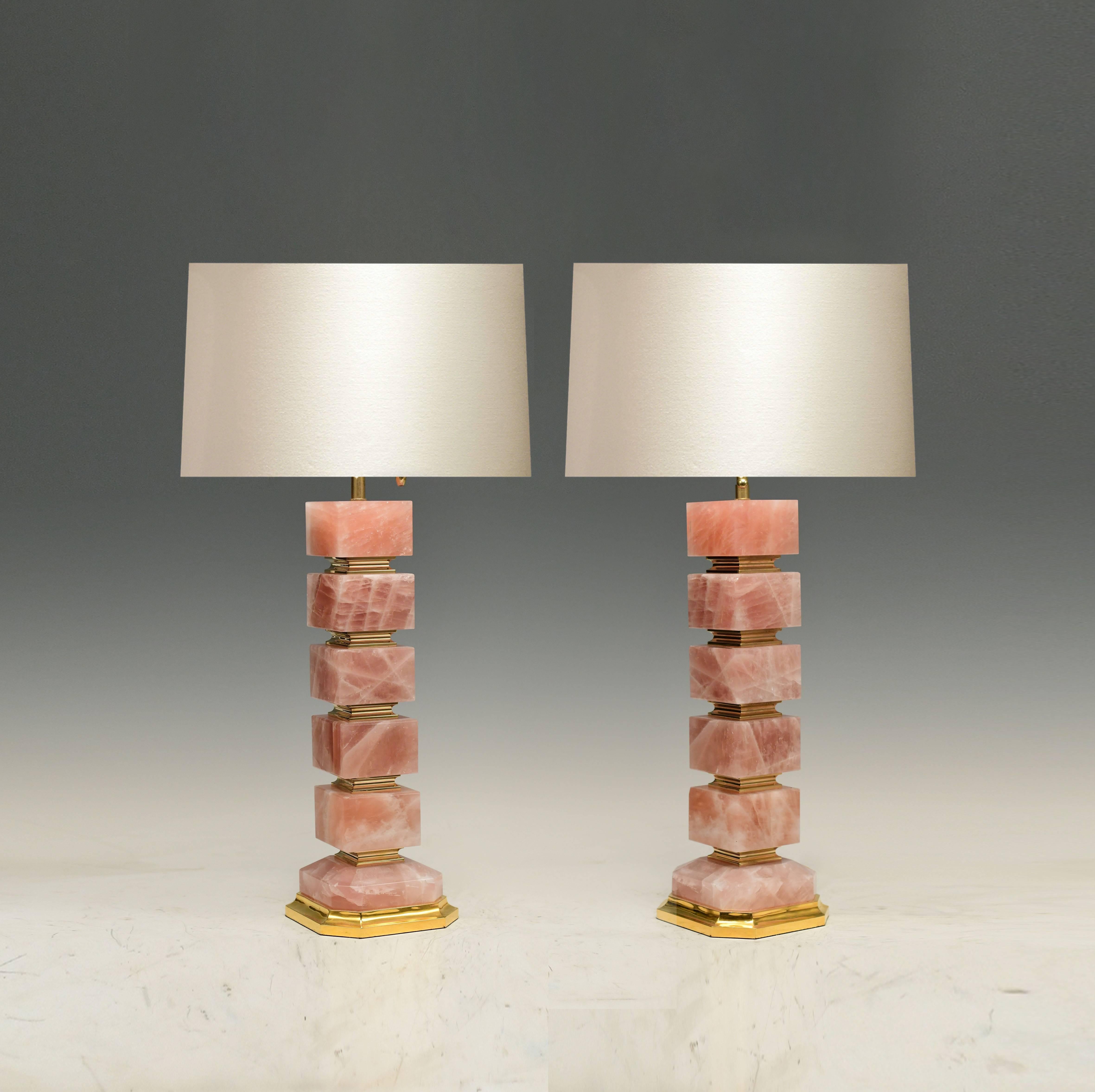 Ein Paar Tischlampen aus Rosenquarz-Bergkristall mit Sockel aus poliertem Messing und Verzierungen. Von Phoenix Gallery NYC.
Die Höhe bis zur Spitze des Bergkristalls beträgt 18,5