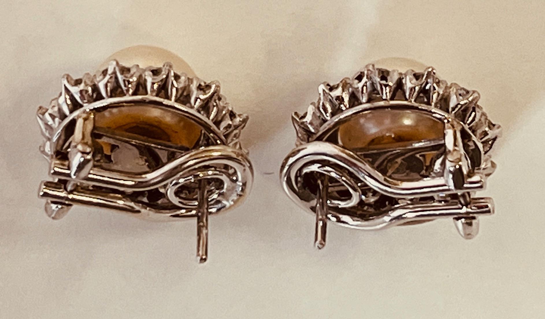 Ein Paar Ohrclips aus Zuchtperlen und Diamanten, montiert in Platin. CIRCA 1970er Jahre  im Angebot 13