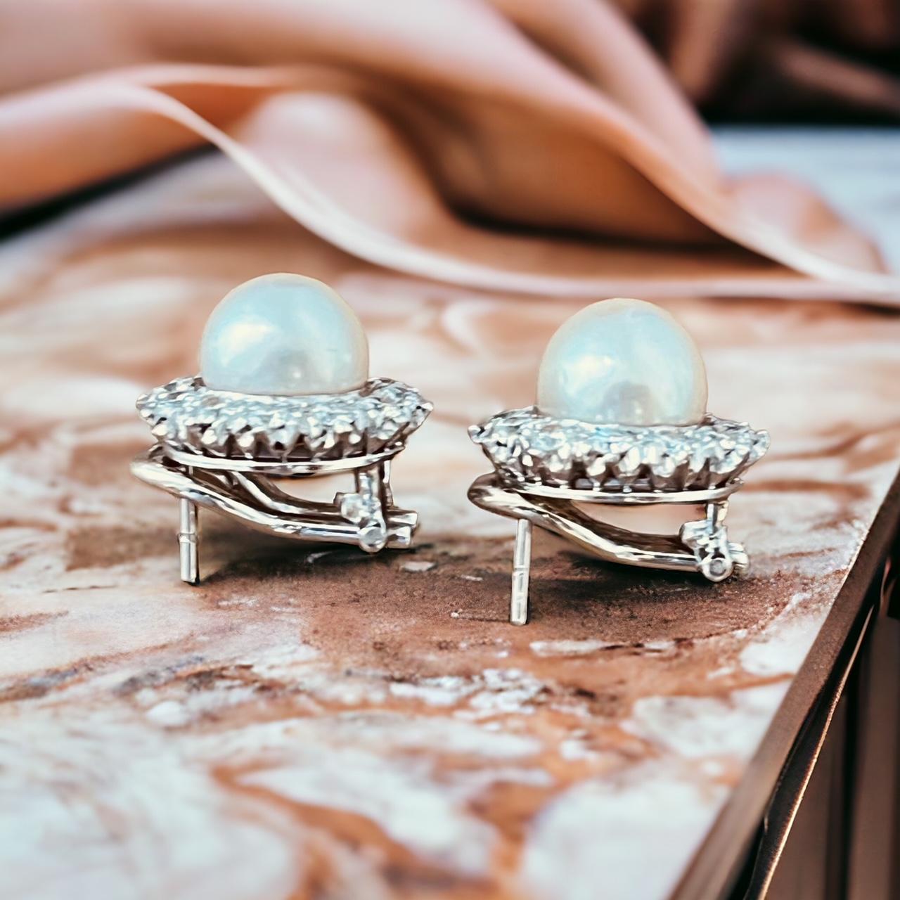 Ein Paar Ohrclips aus Zuchtperlen und Diamanten, montiert in Platin. CIRCA 1970er Jahre  im Angebot 2
