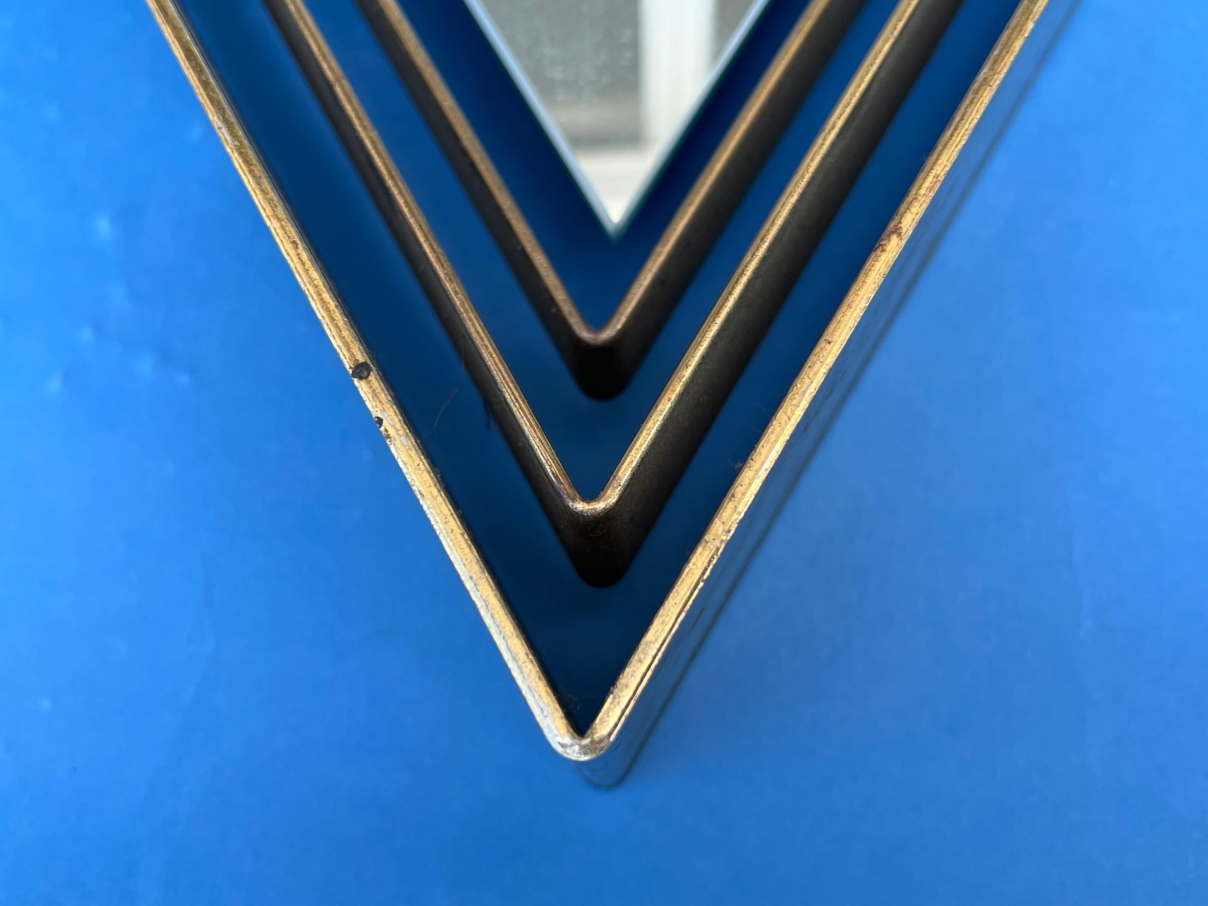 Laiton Une paire de  Curtis Jere Miroirs triangulaires en laiton 1982 en vente