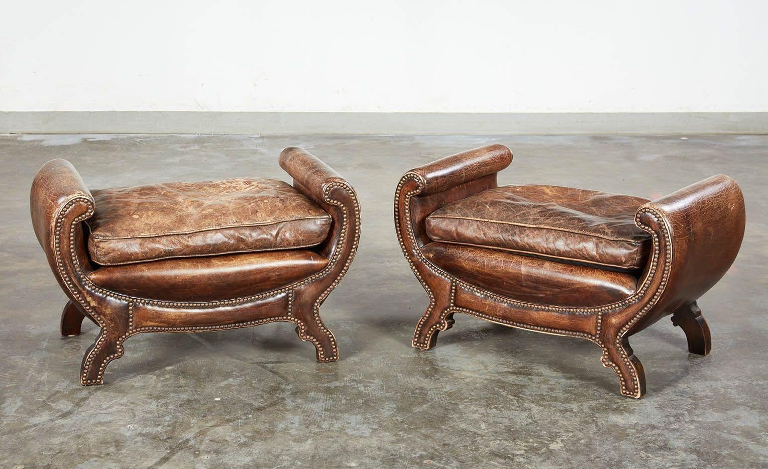Un par de asientos de cuero curvado y tachonado en venta 4