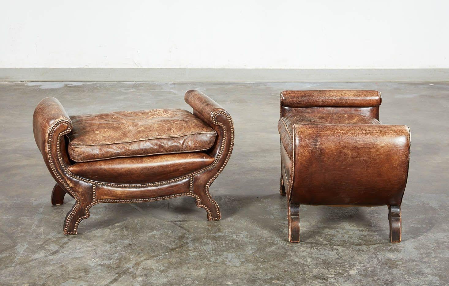 Un par de asientos de cuero curvado y tachonado en venta 5
