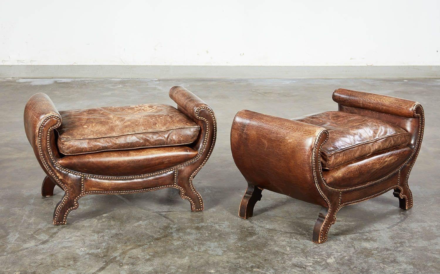 Un par de asientos de cuero curvado y tachonado en venta 6