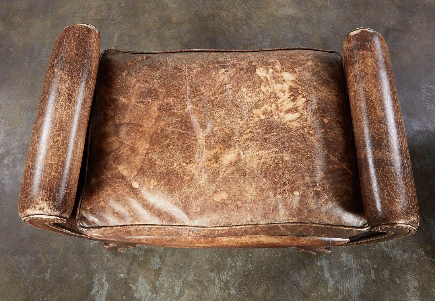 Un par de asientos de cuero curvado y tachonado Inglés en venta