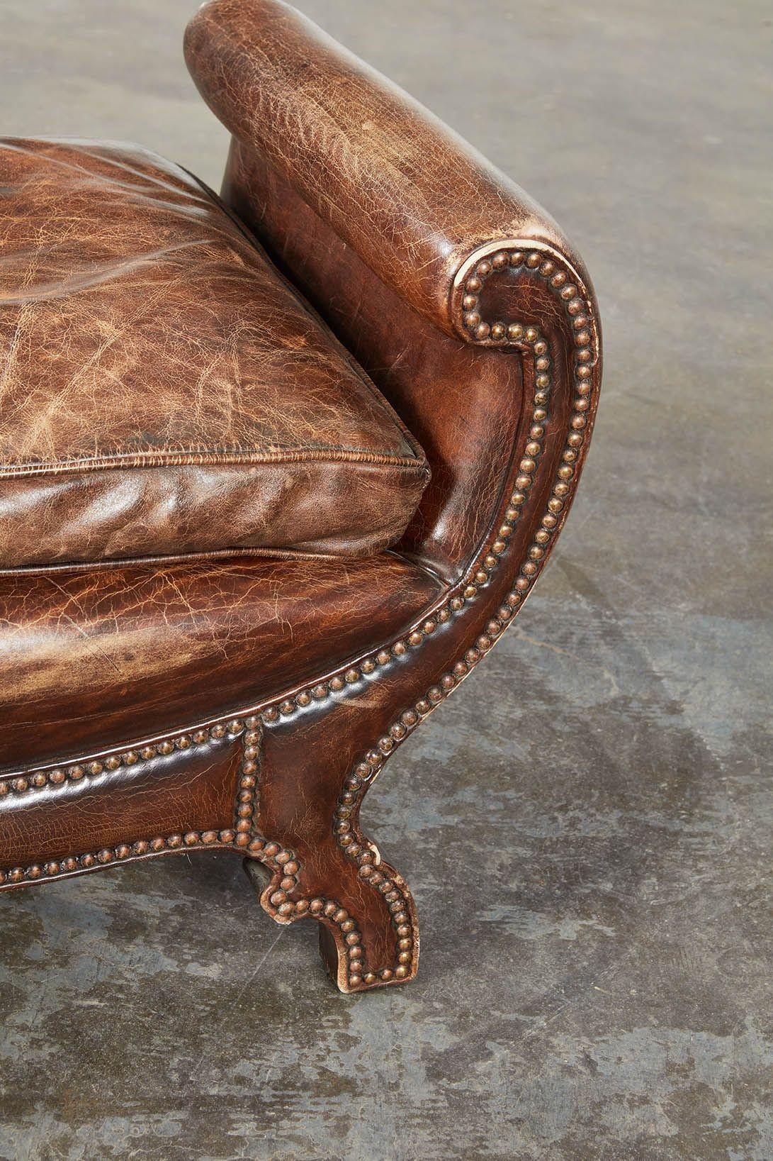 Un par de asientos de cuero curvado y tachonado principios del siglo XX en venta
