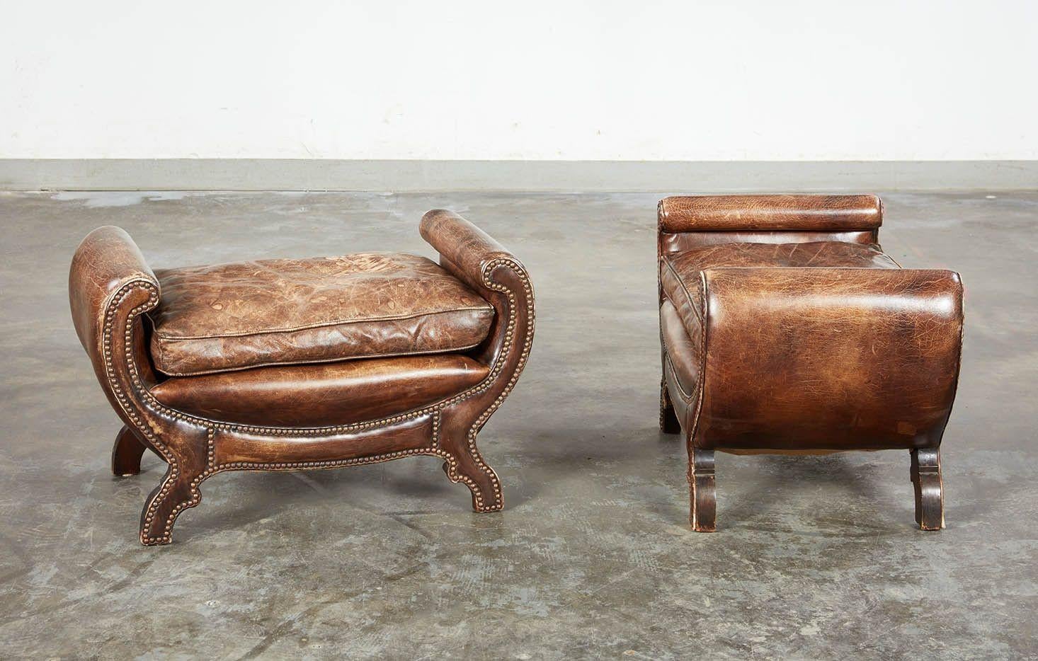 Un par de asientos de cuero curvado y tachonado en venta 1