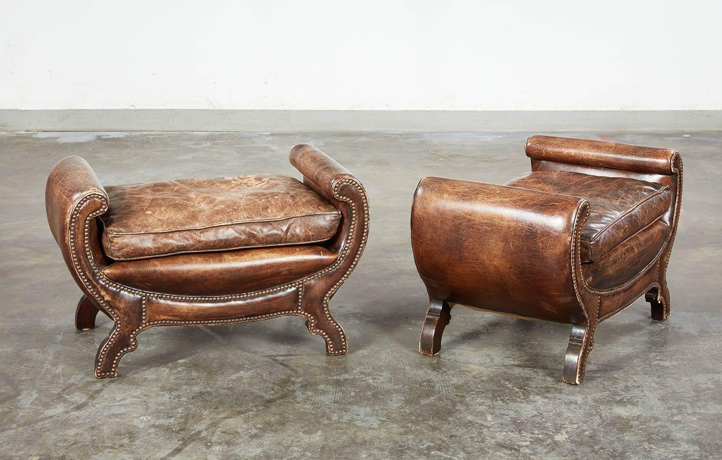 Un par de asientos de cuero curvado y tachonado en venta 2