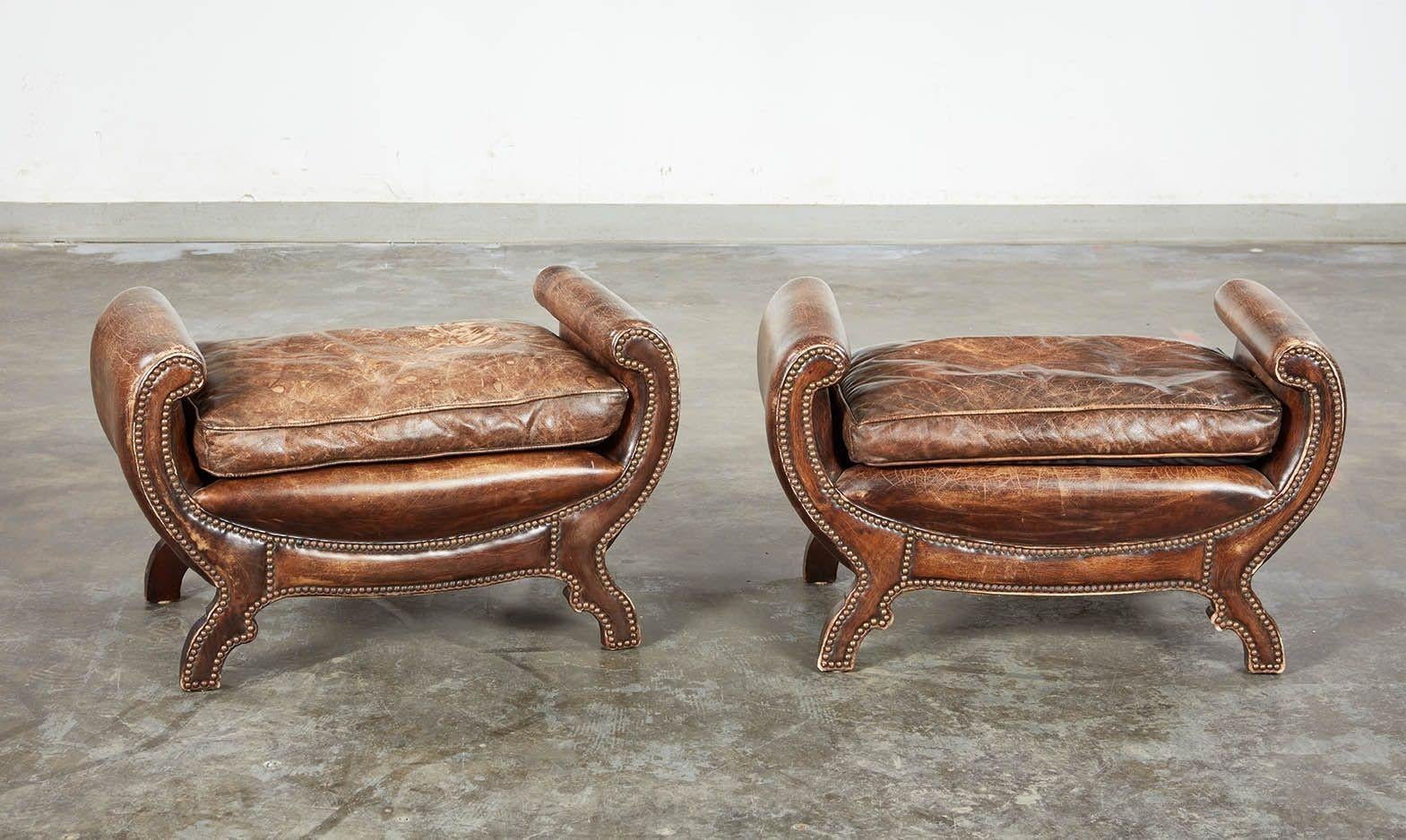 Un par de asientos de cuero curvado y tachonado en venta 3