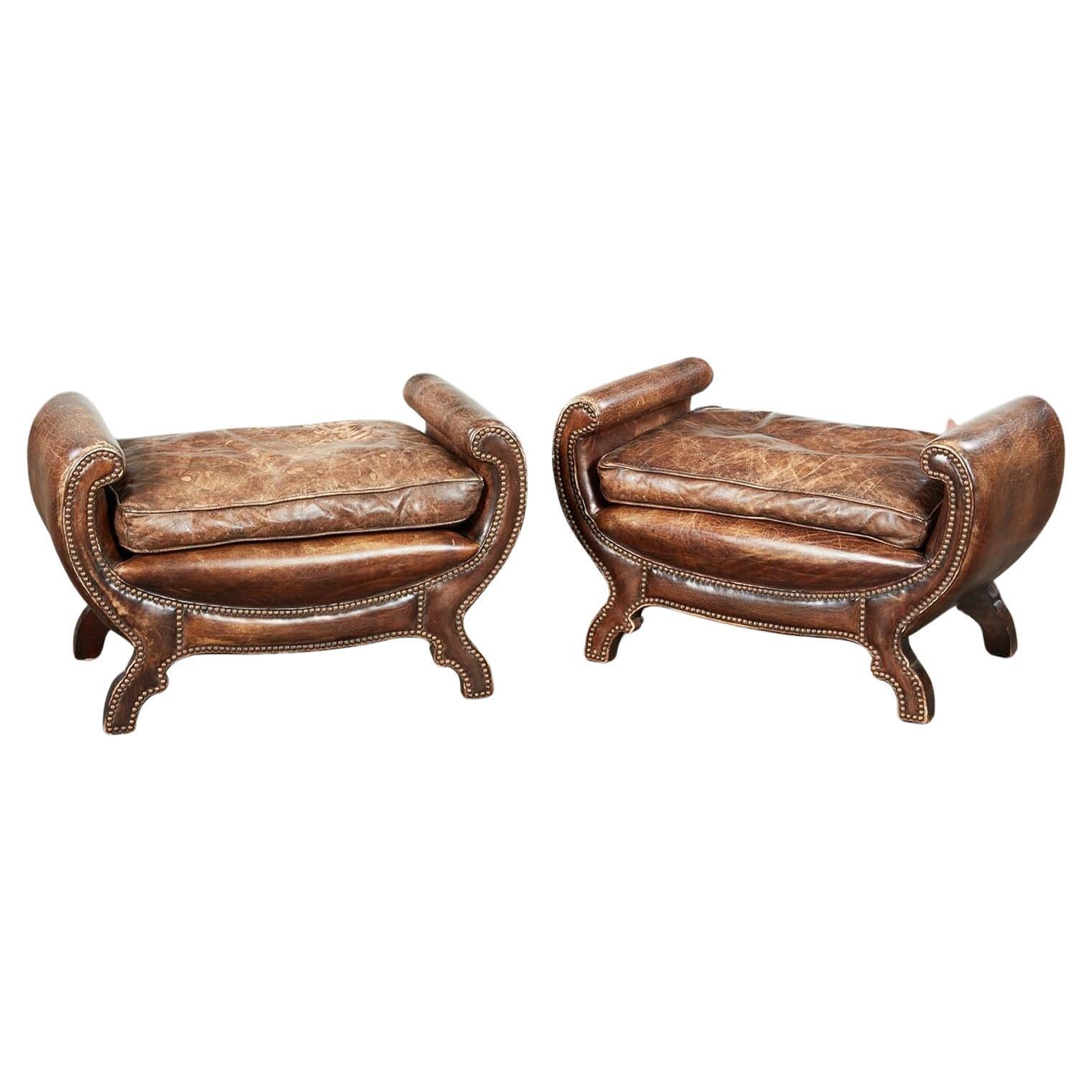 Un par de asientos de cuero curvado y tachonado en venta