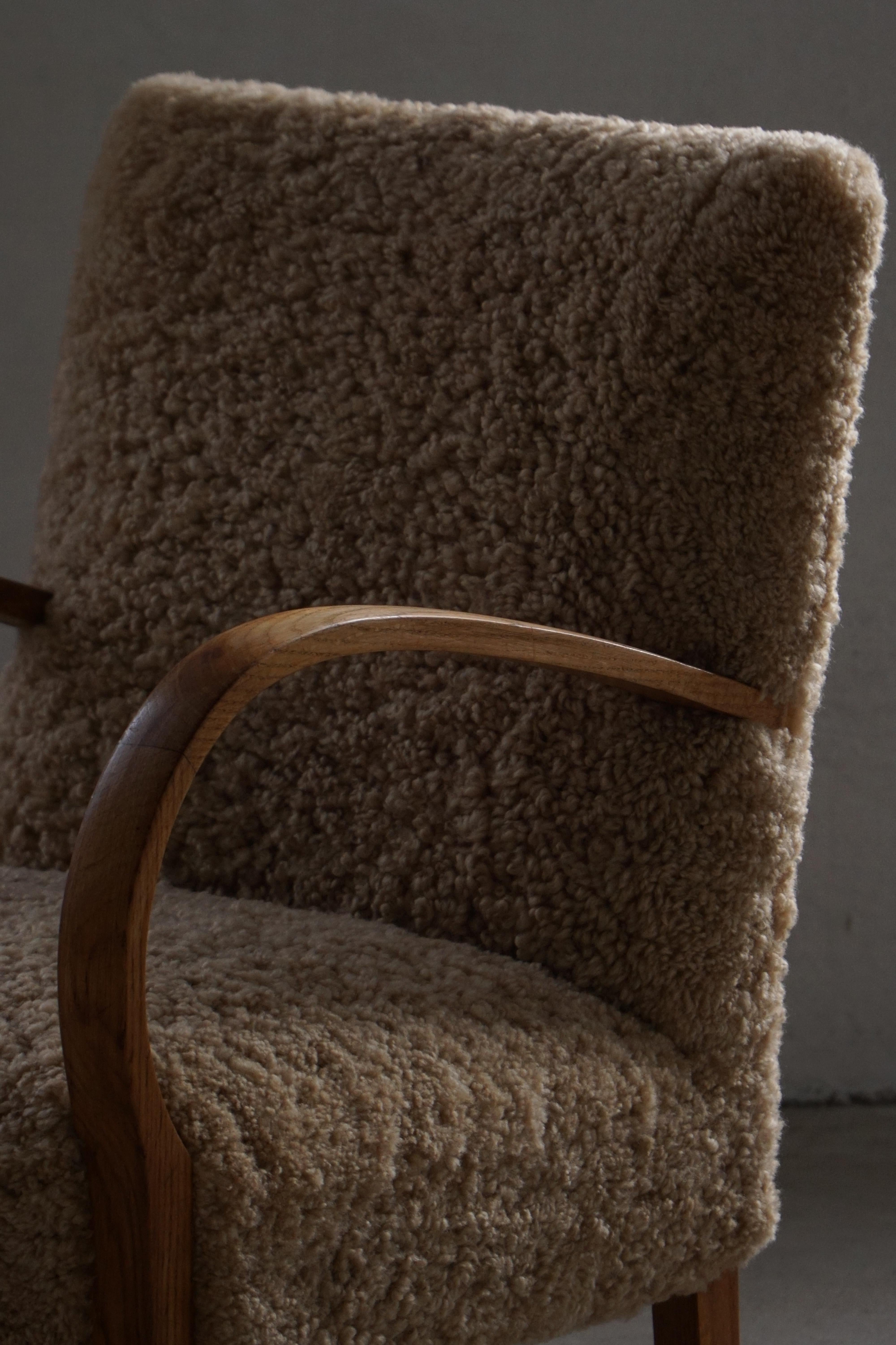 Pareja de sillones Art Decó curvados de lana de cordero, daneses modernos, años 40 en venta 2