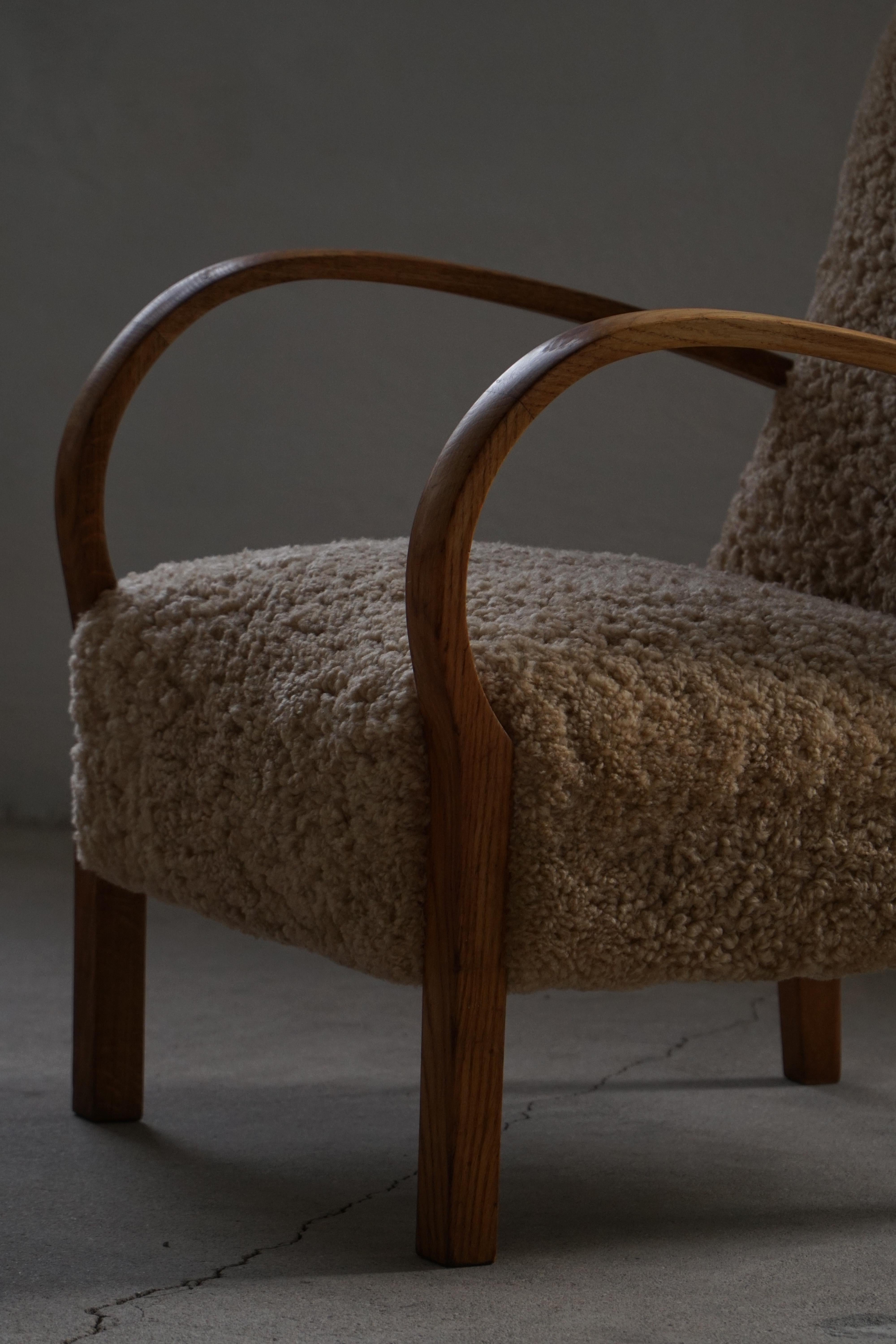 Pareja de sillones Art Decó curvados de lana de cordero, daneses modernos, años 40 en venta 3