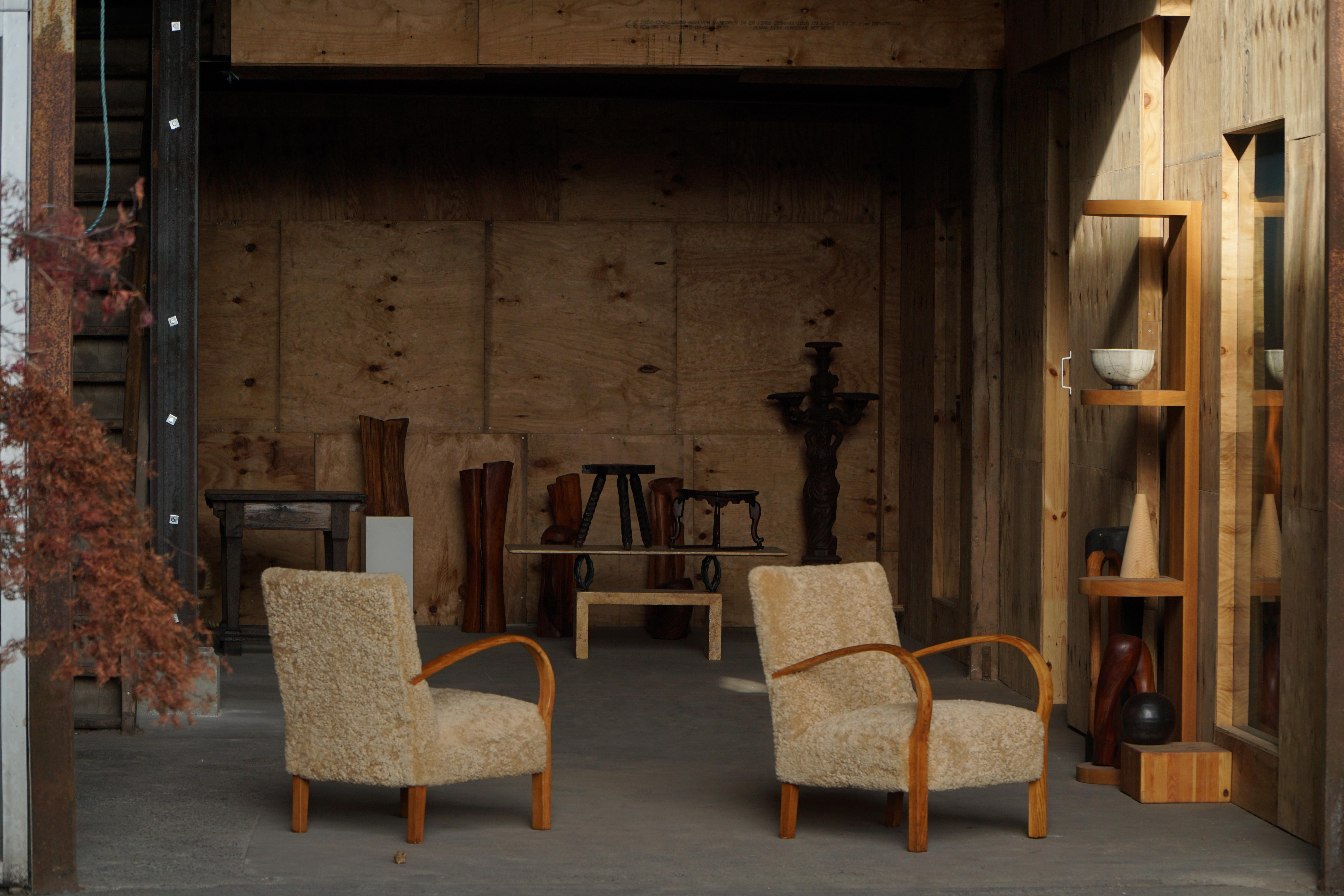 Pareja de sillones Art Decó curvados de lana de cordero, daneses modernos, años 40 en venta 4