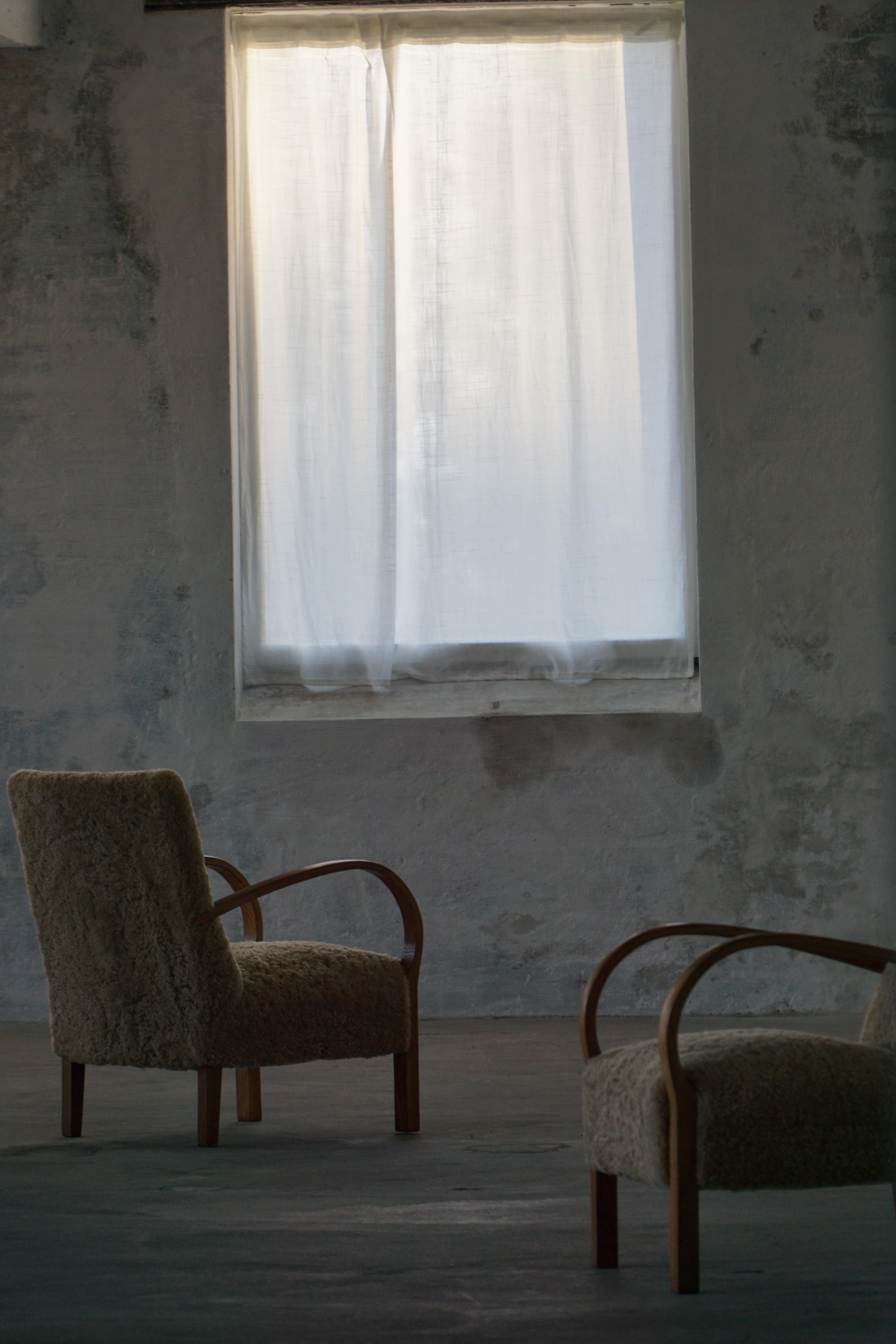 Pareja de sillones Art Decó curvados de lana de cordero, daneses modernos, años 40 en venta 6