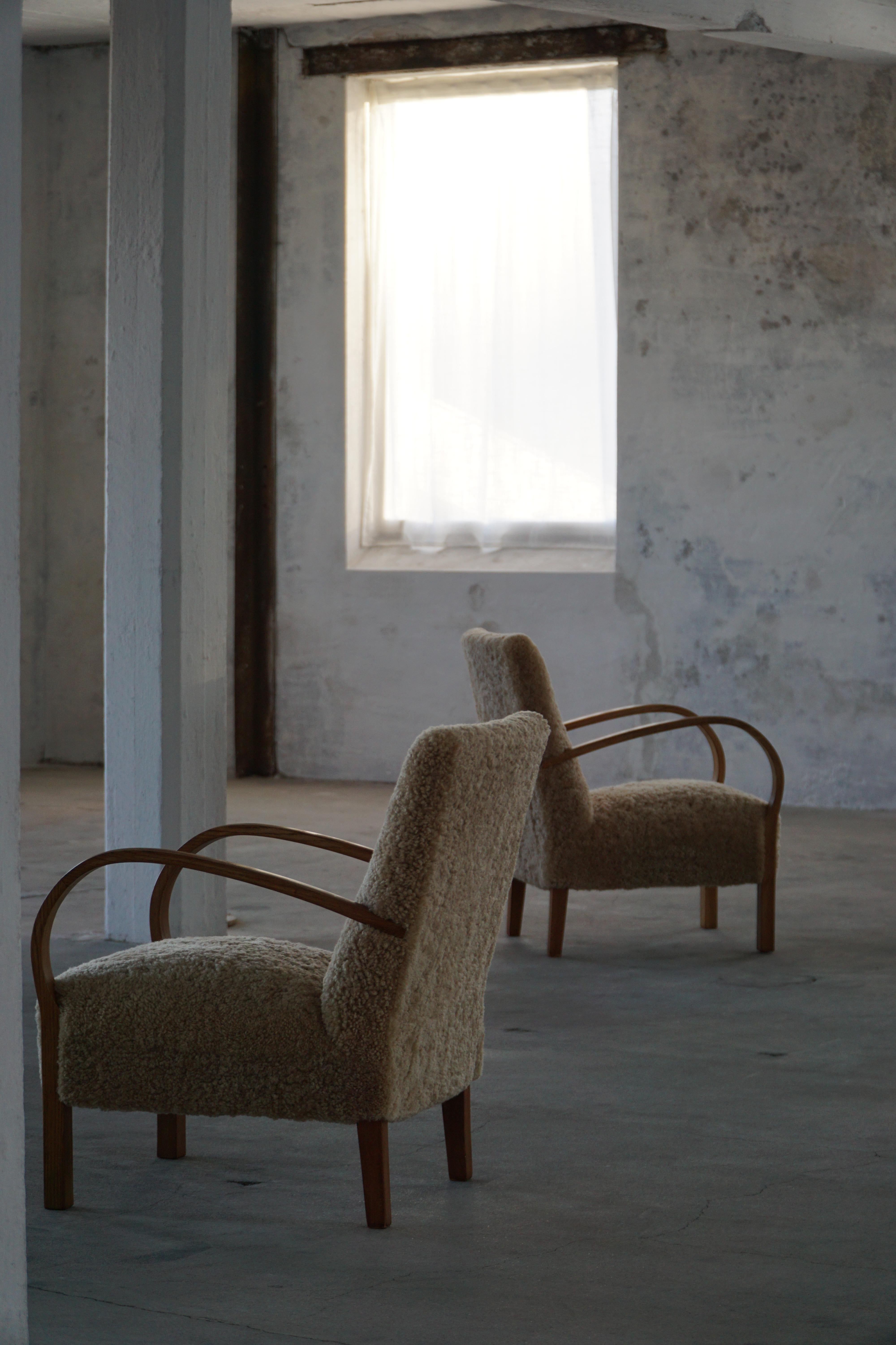 Pareja de sillones Art Decó curvados de lana de cordero, daneses modernos, años 40 en venta 7