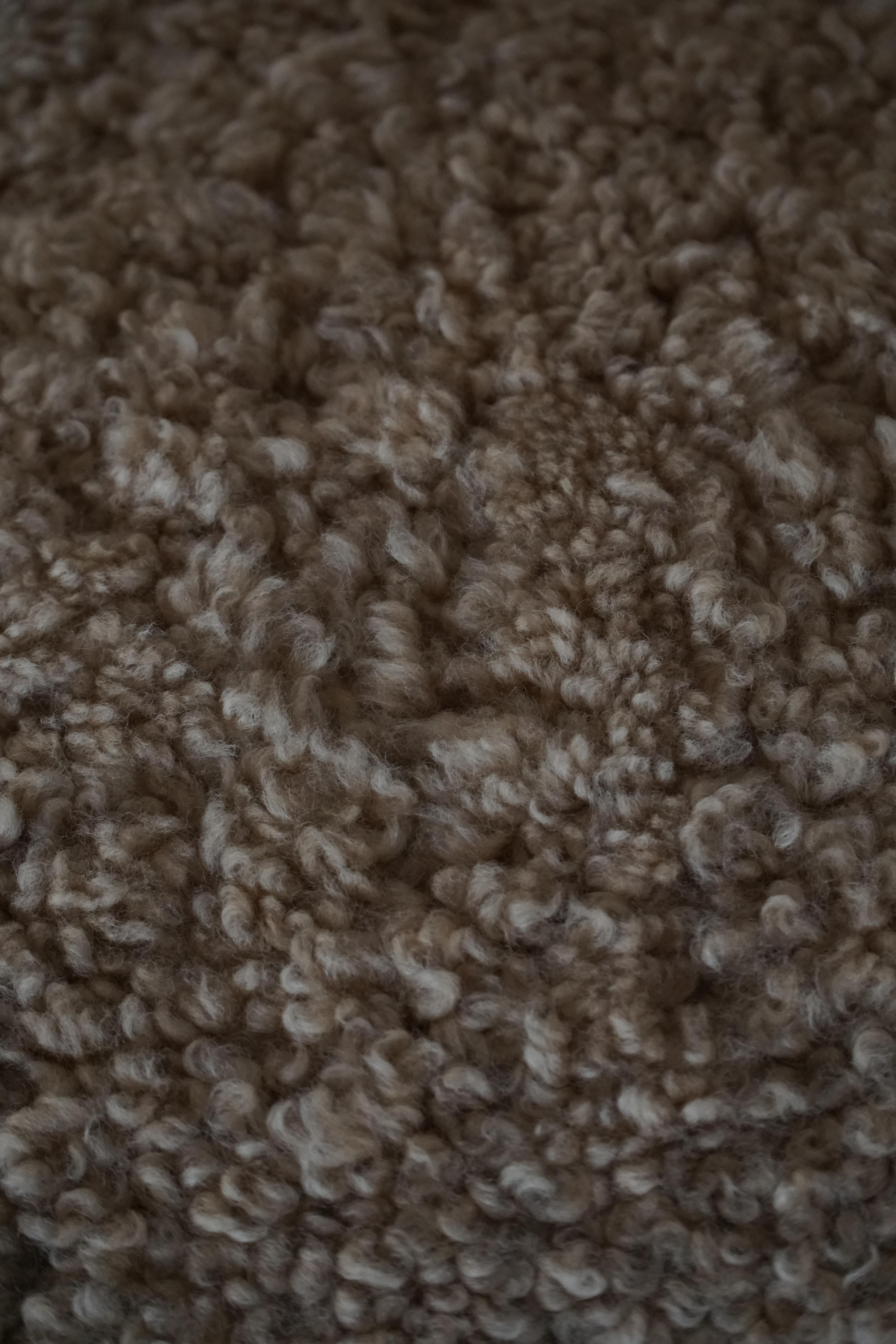 Pareja de sillones Art Decó curvados de lana de cordero, daneses modernos, años 40 en venta 8