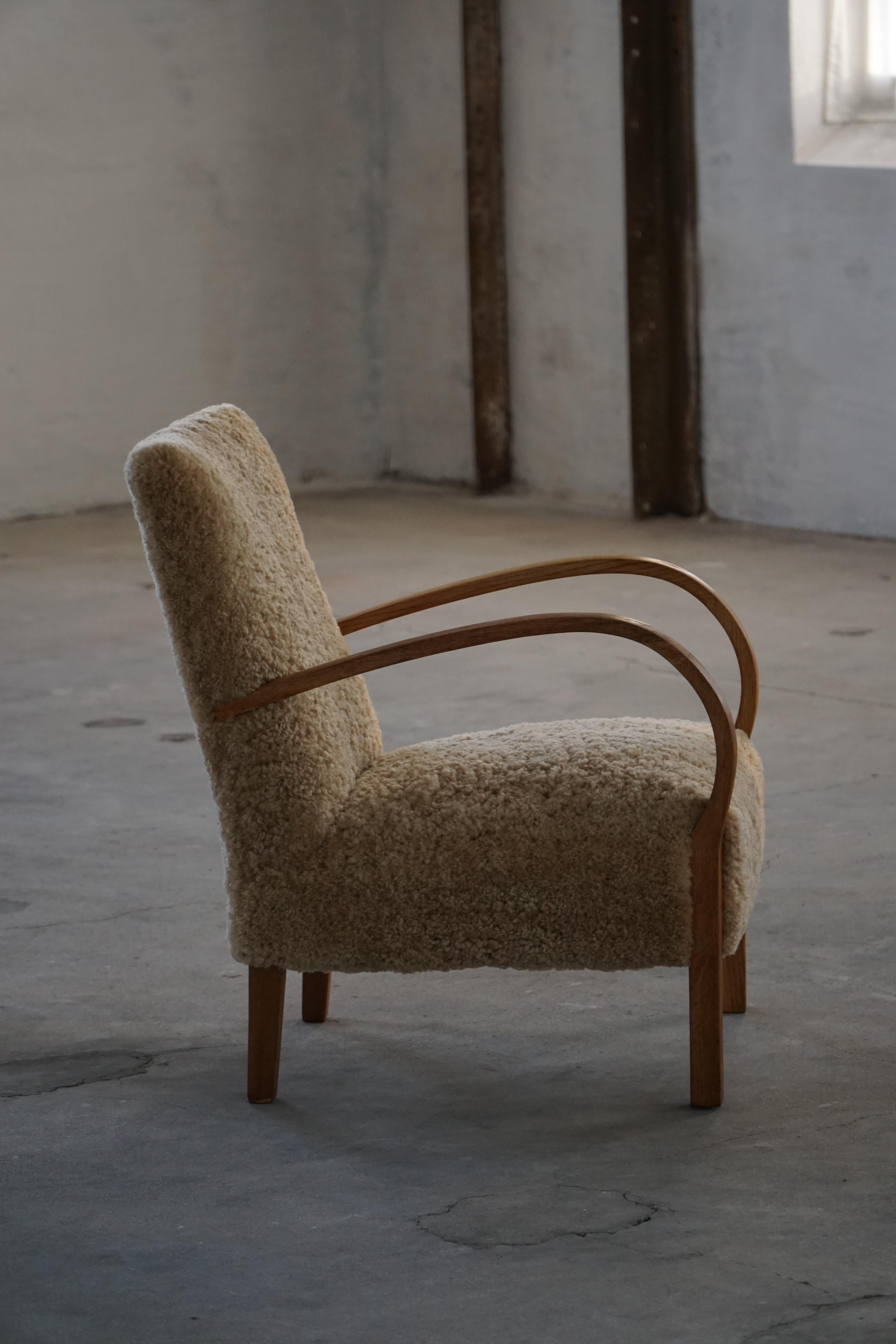 Pareja de sillones Art Decó curvados de lana de cordero, daneses modernos, años 40 en venta 11