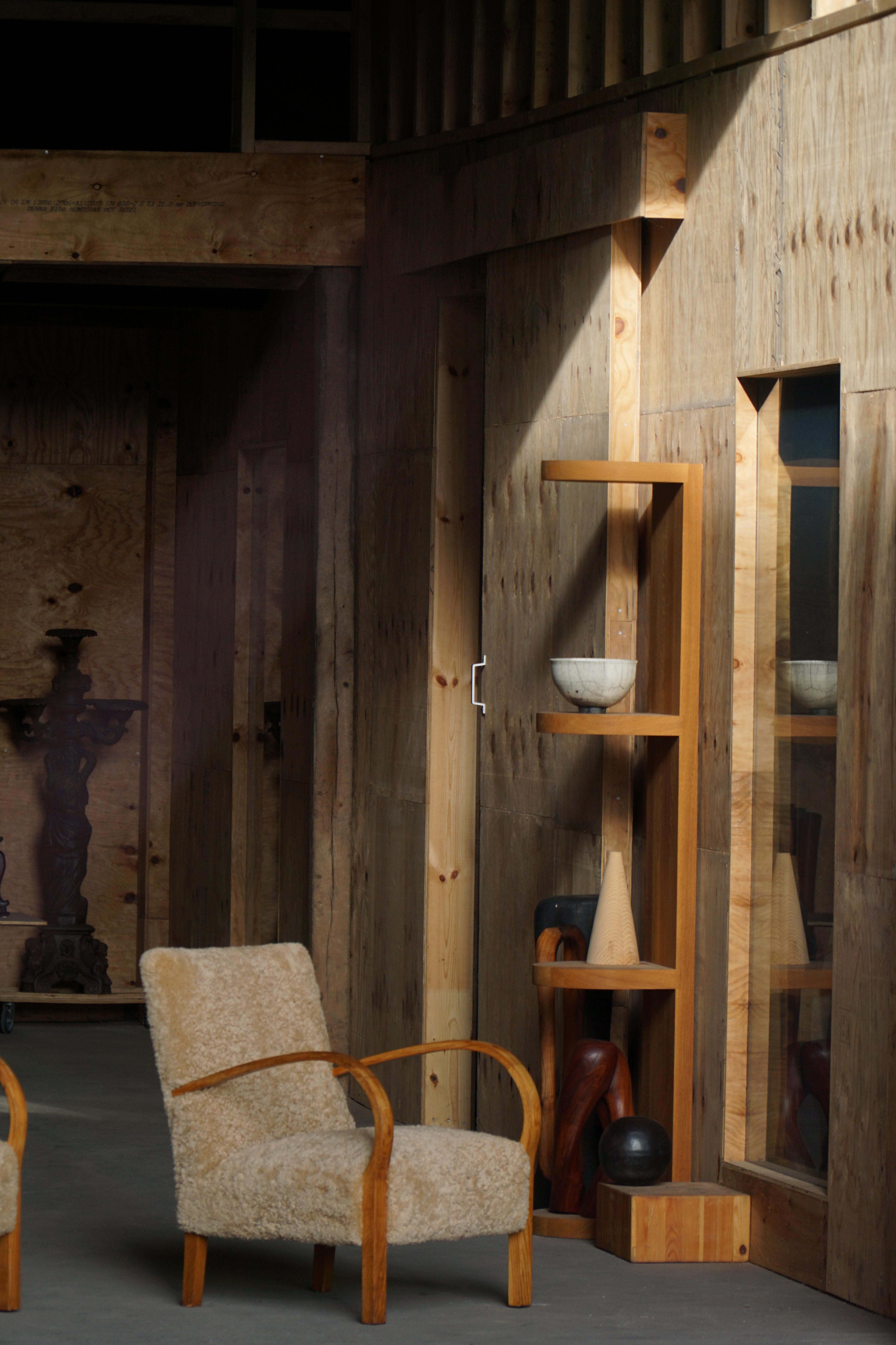 Un impresionante par de tumbonas Art Decó, que encarnan la elegancia atemporal del diseño moderno danés de la década de 1940. Fabricados al estilo de Fritz Hansen, los armazones están hechos de robusta madera de abedul y lucen unos bonitos