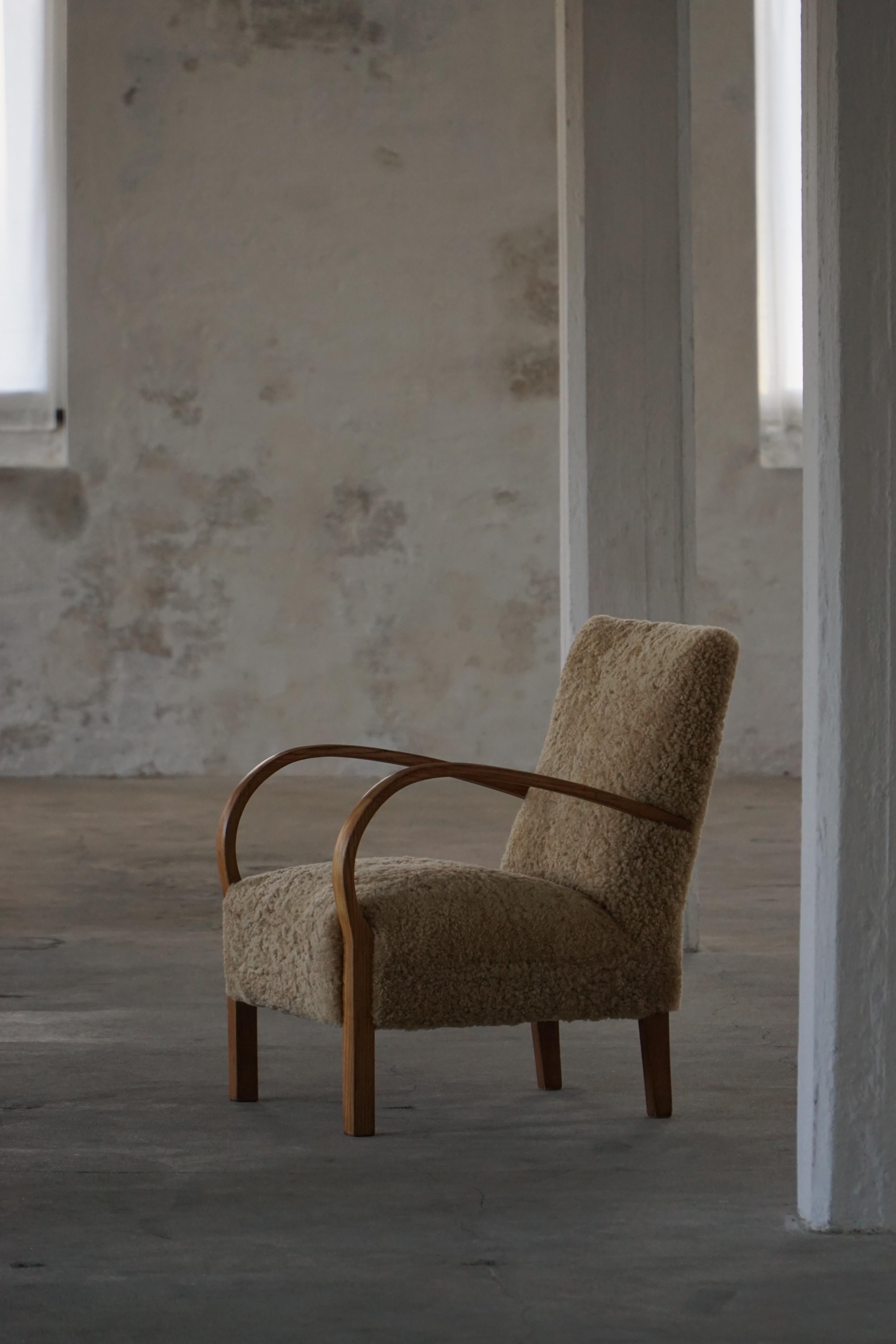 Pareja de sillones Art Decó curvados de lana de cordero, daneses modernos, años 40 Hecho a mano en venta