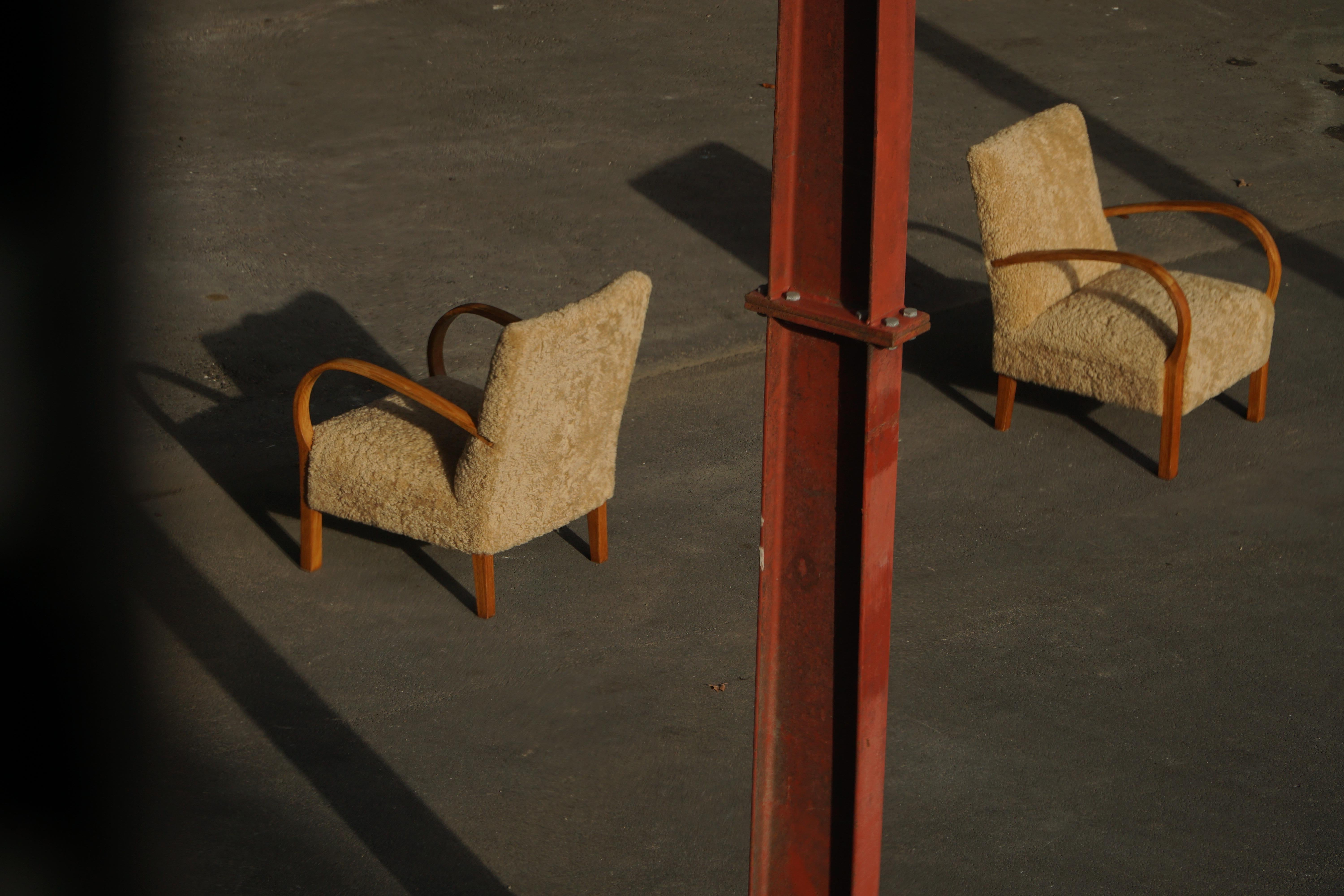 Pareja de sillones Art Decó curvados de lana de cordero, daneses modernos, años 40 en Bueno estado para la venta en Odense, DK