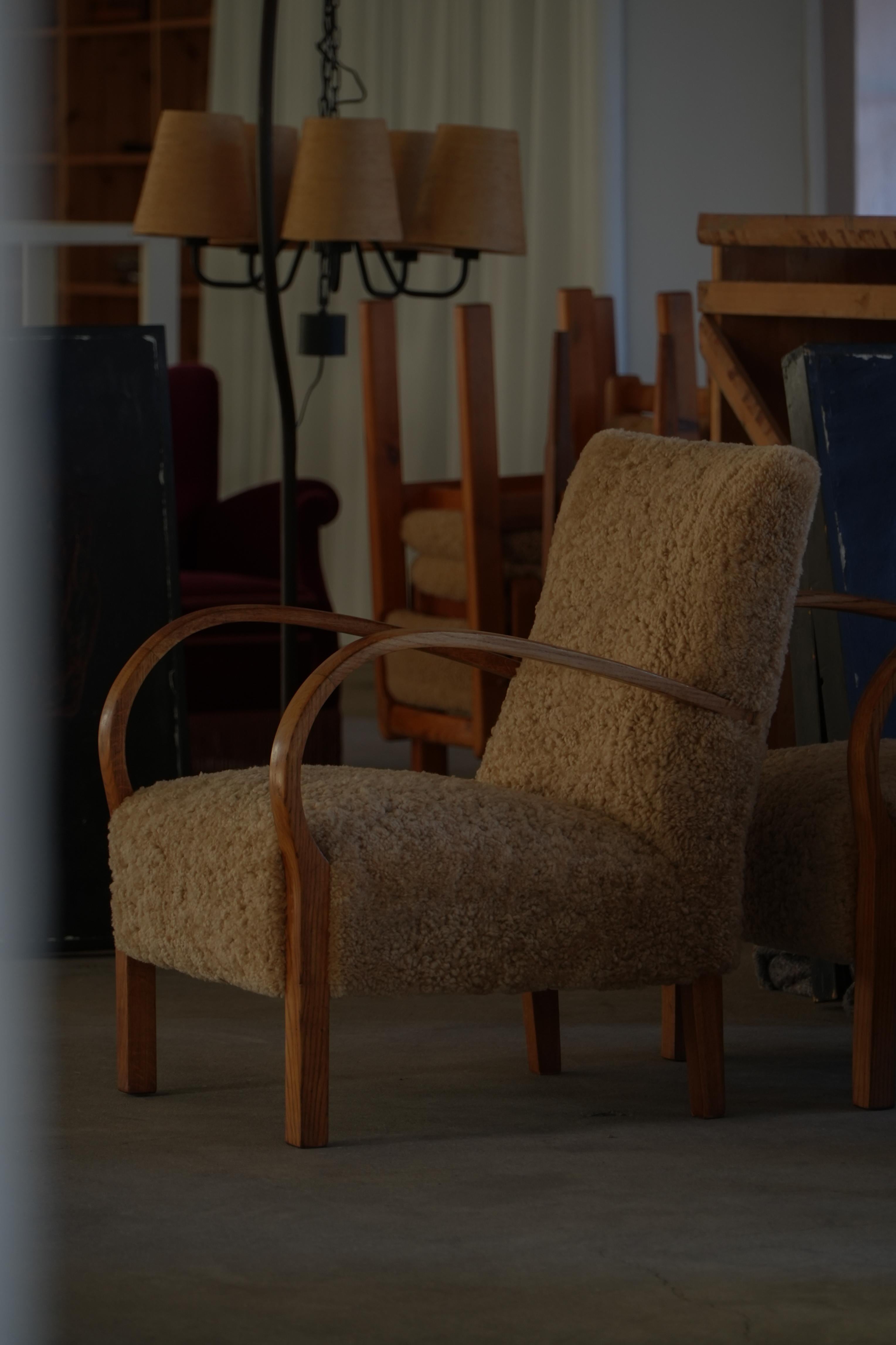 Pareja de sillones Art Decó curvados de lana de cordero, daneses modernos, años 40 siglo XX en venta