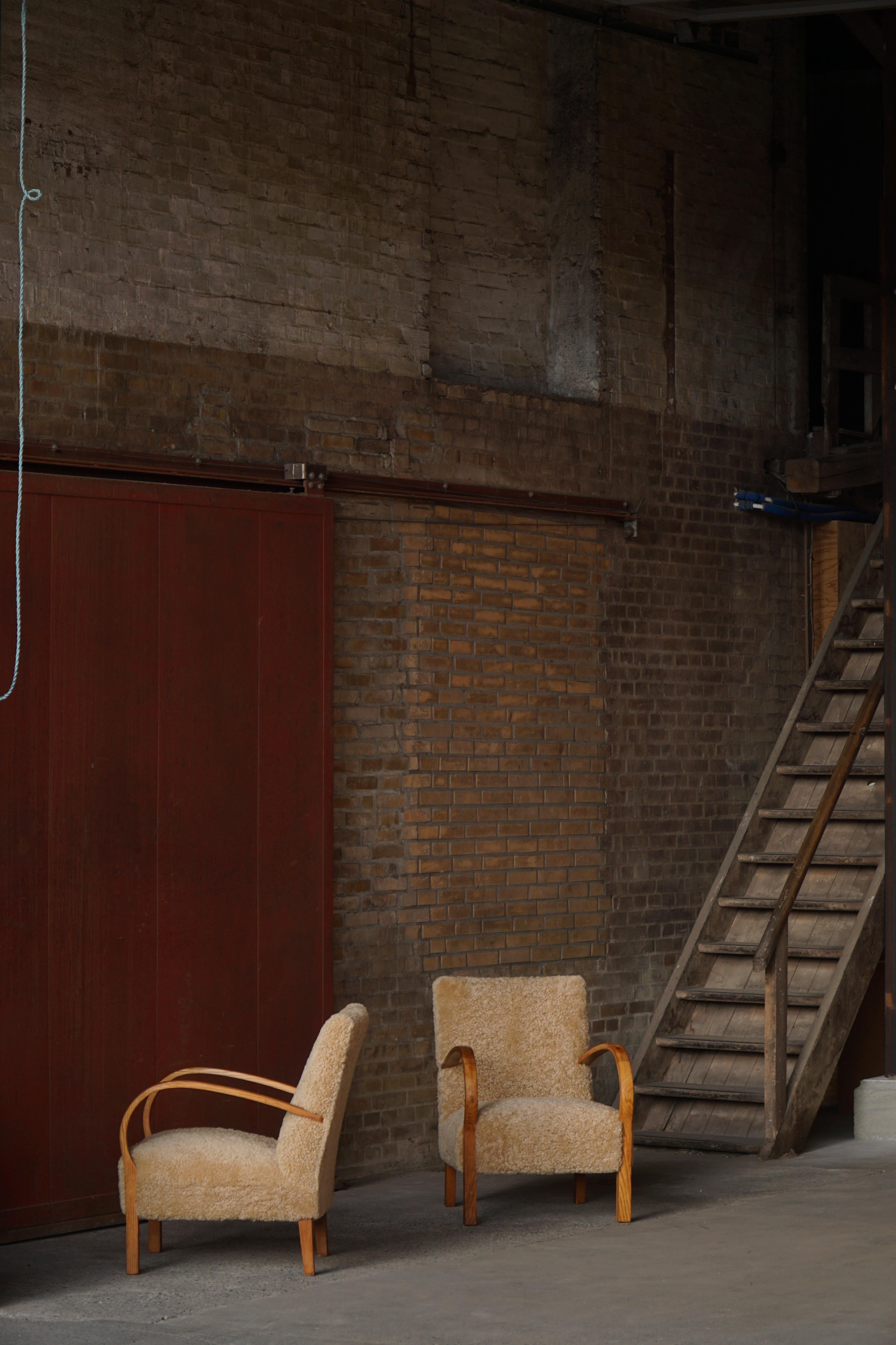 Pareja de sillones Art Decó curvados de lana de cordero, daneses modernos, años 40 Corderillo en venta