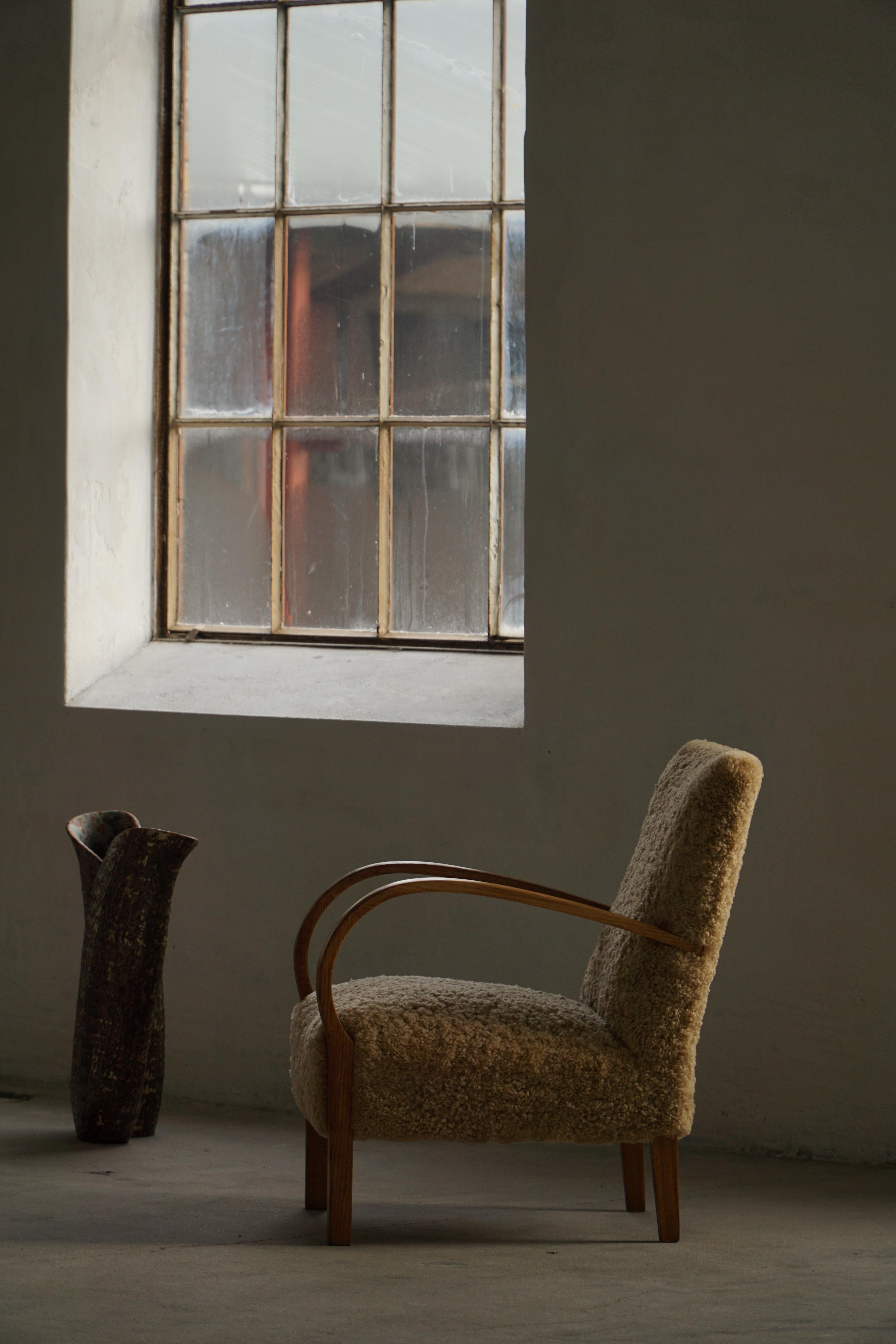 Pareja de sillones Art Decó curvados de lana de cordero, daneses modernos, años 40 en venta 1