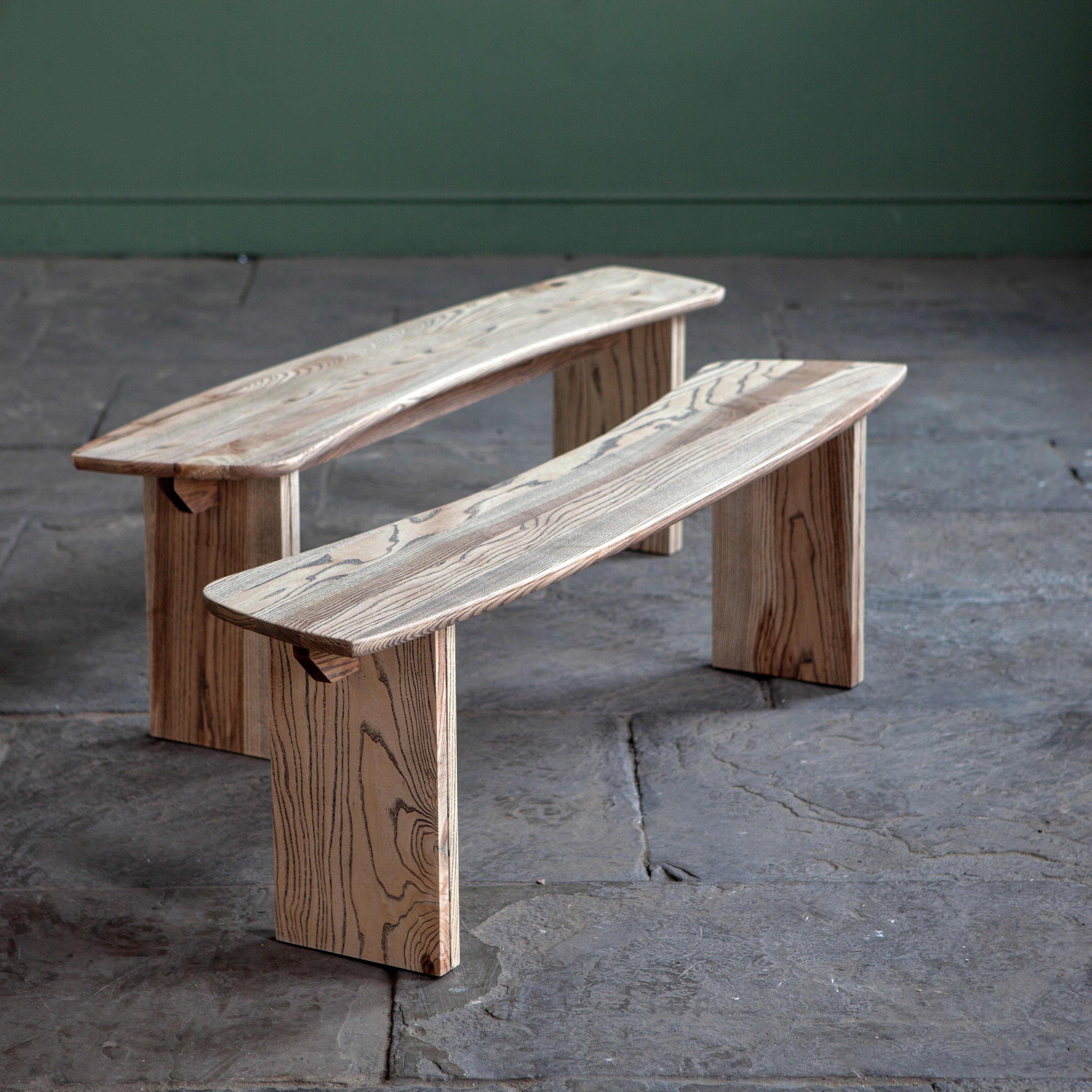 Moderne Paire de bancs en frêne incurvé par Jonathan Field en vente