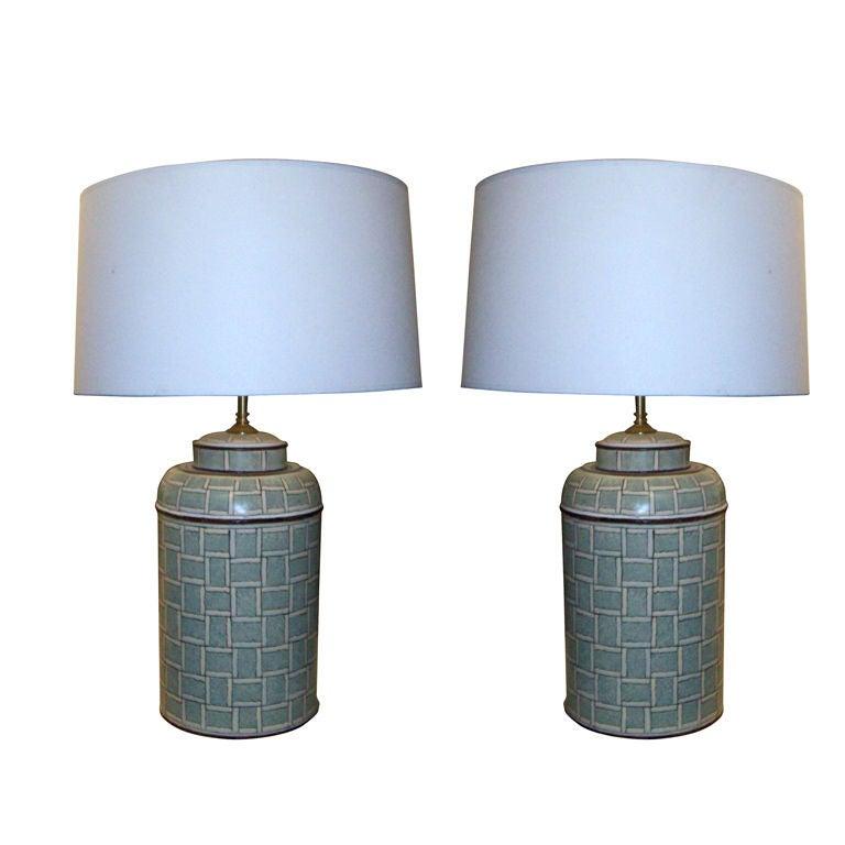 Paar handbemalte Kanister-Tischlampen aus Zinn, Paar im Zustand „Neu“ im Angebot in New York, NY