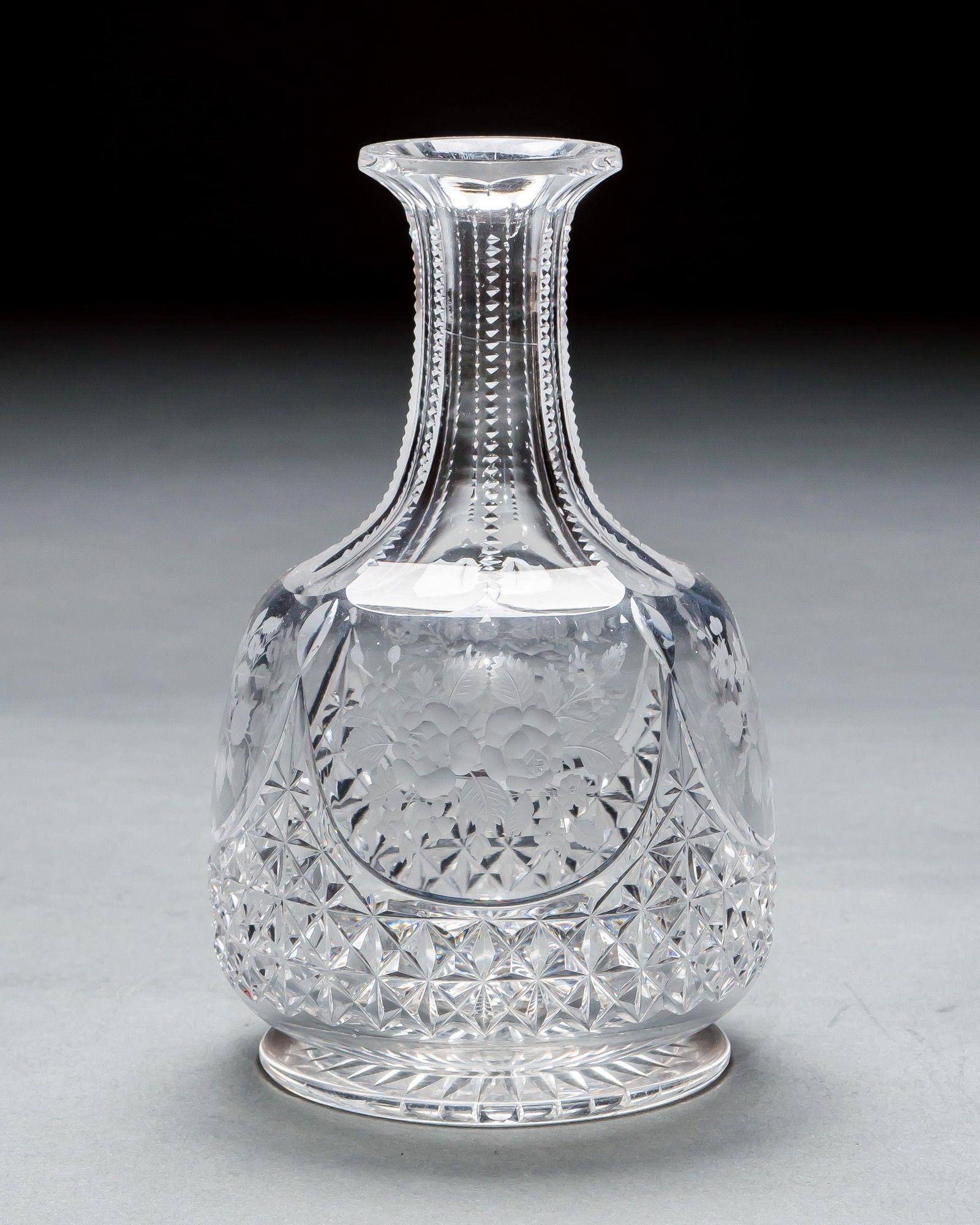 Anglais Paire de carafes à eau taillées et gravées en vente