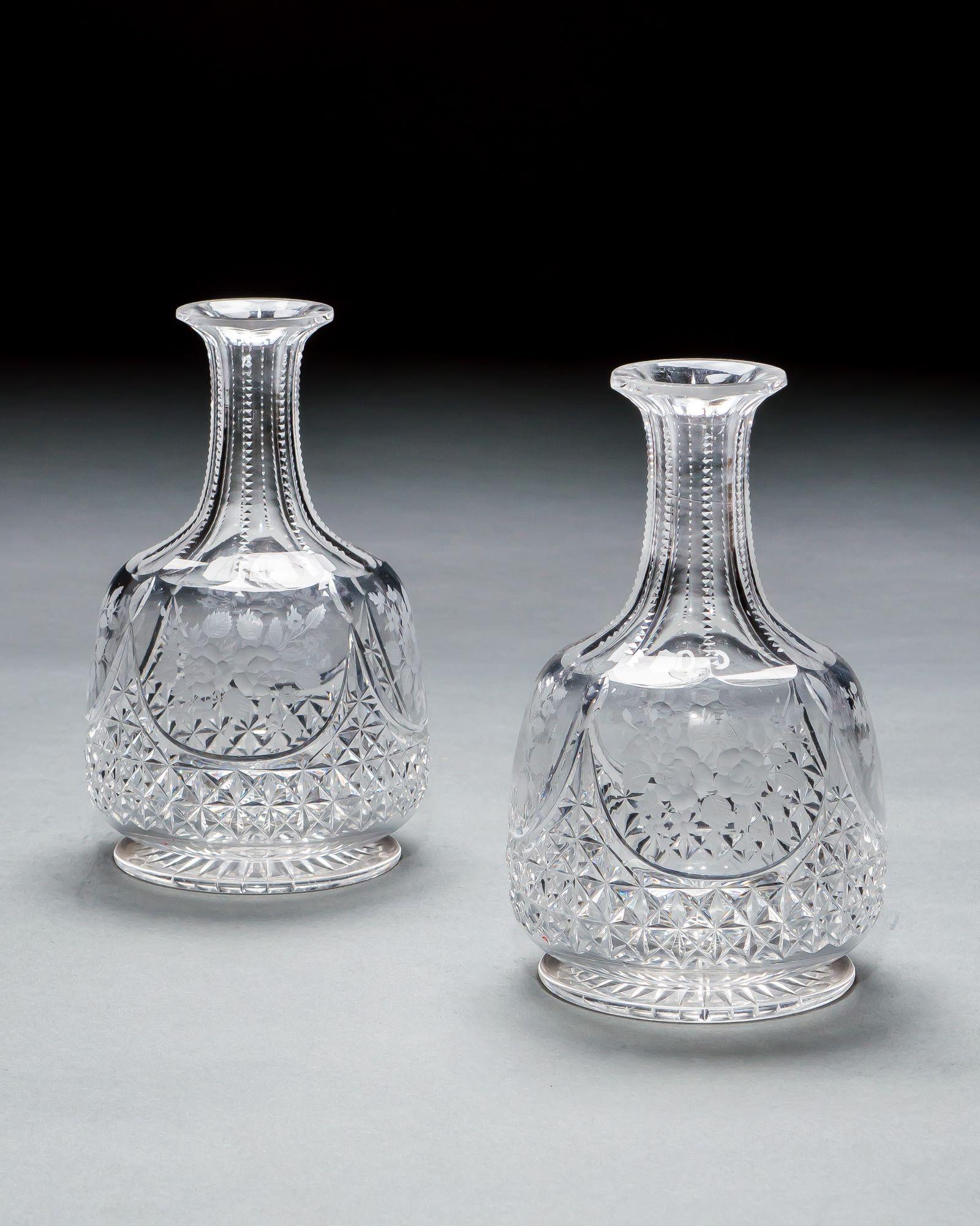 Paire de carafes à eau taillées et gravées Bon état - En vente à Steyning, West sussex