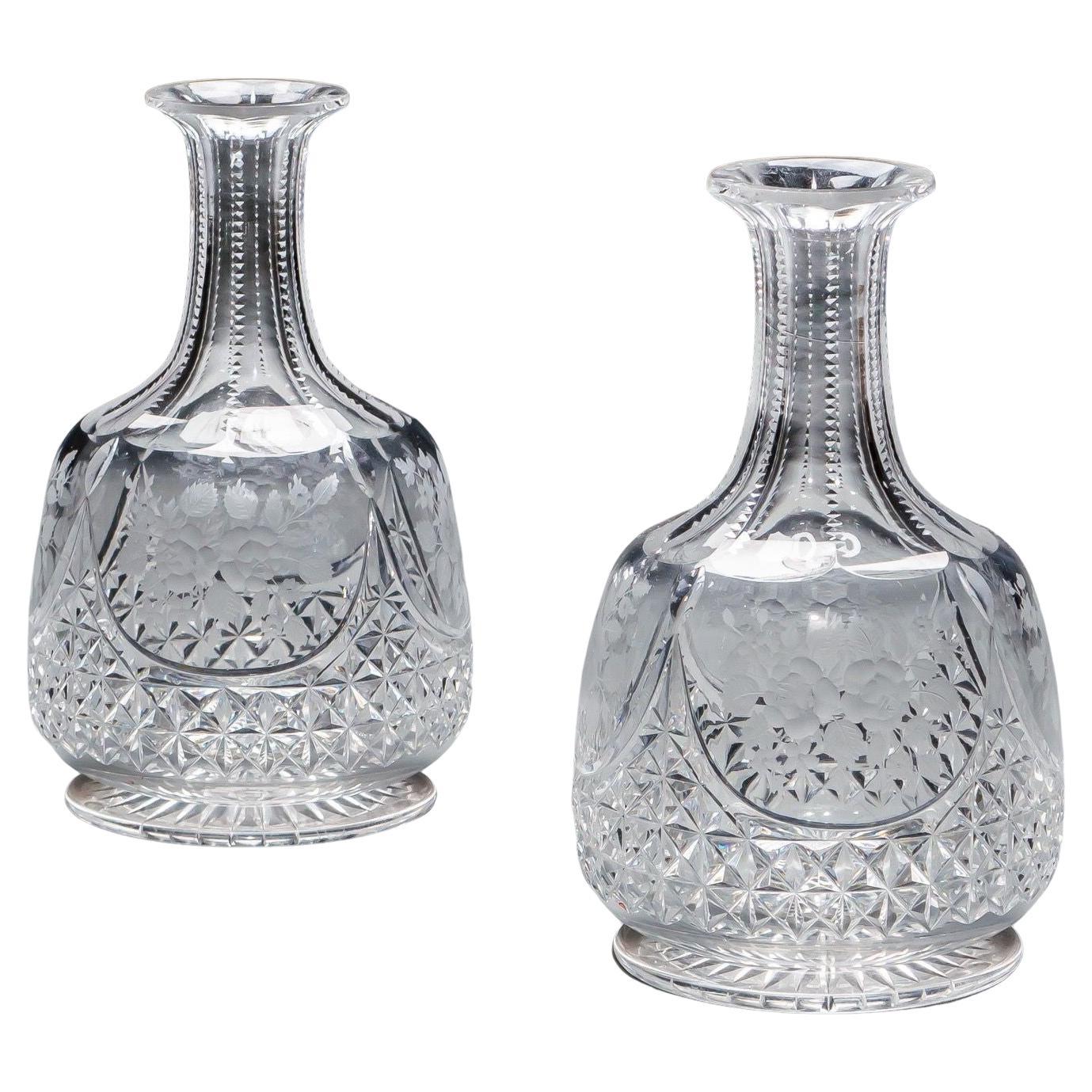 Paire de carafes à eau taillées et gravées