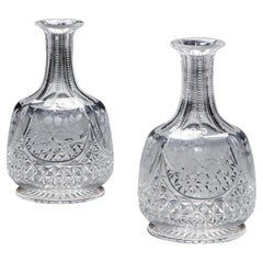 Paire de carafes à eau taillées et gravées