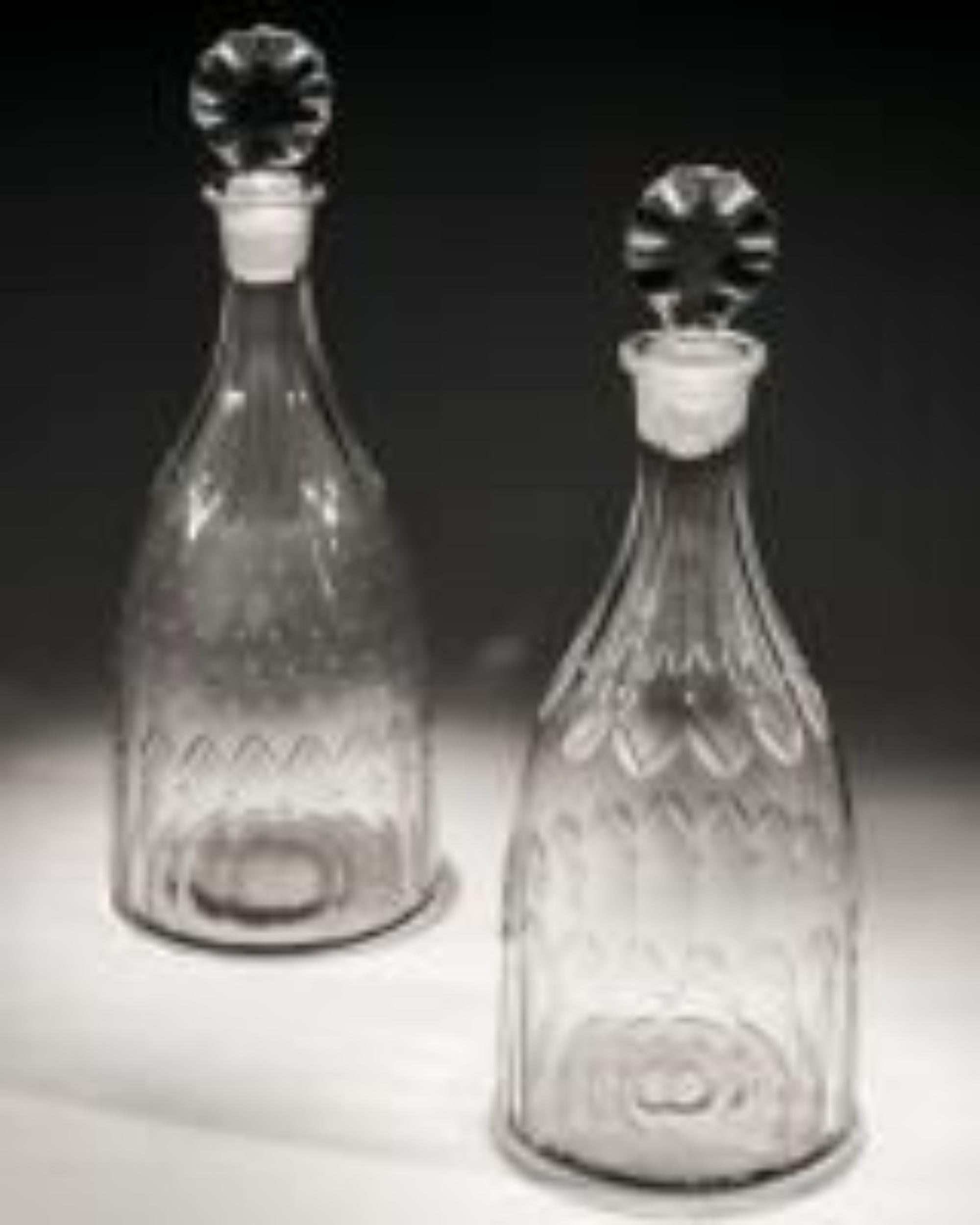 Ein Paar geschliffener, sich verjüngender Glaskaraffen aus dem 18. Jahrhundert, fein graviert mit Sternen.

England 1780.