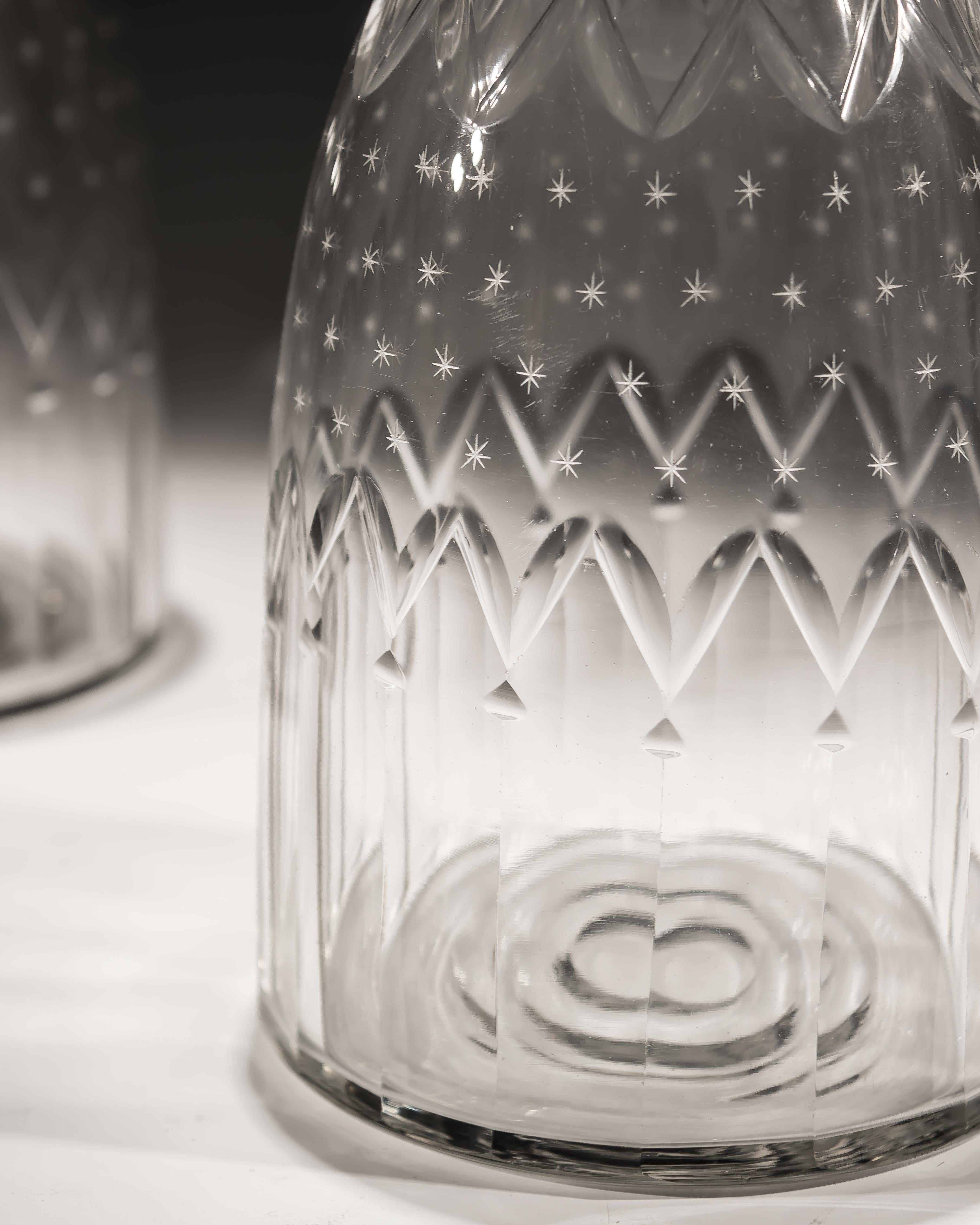 Britannique Paire de carafes coniques en verre taillé du 18e siècle finement gravées d'étoiles en vente