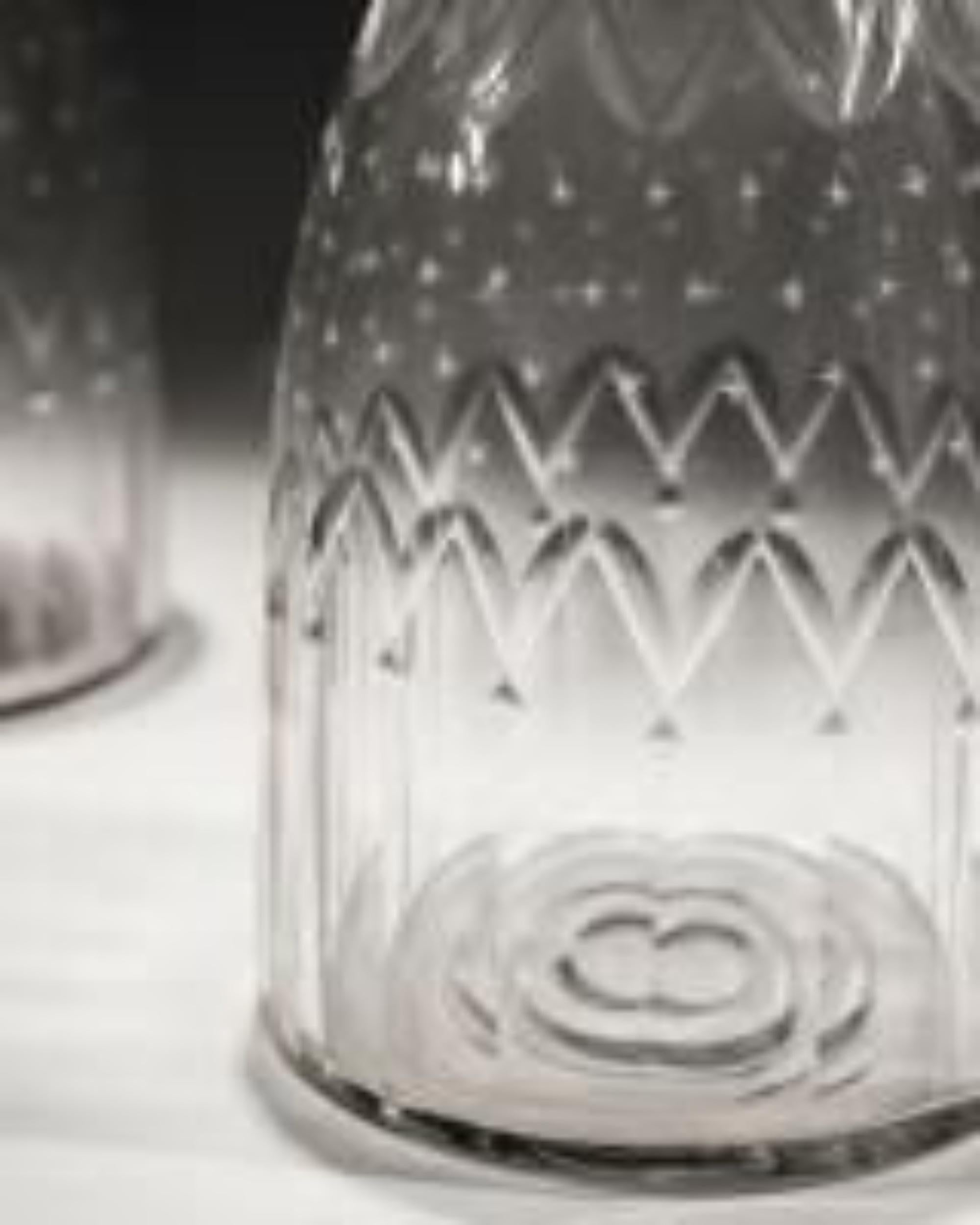 Paar spitz zulaufende Karaffen aus geschliffenem Glas aus dem 18. Jahrhundert, fein graviert mit Sternen (Spätes 18. Jahrhundert) im Angebot