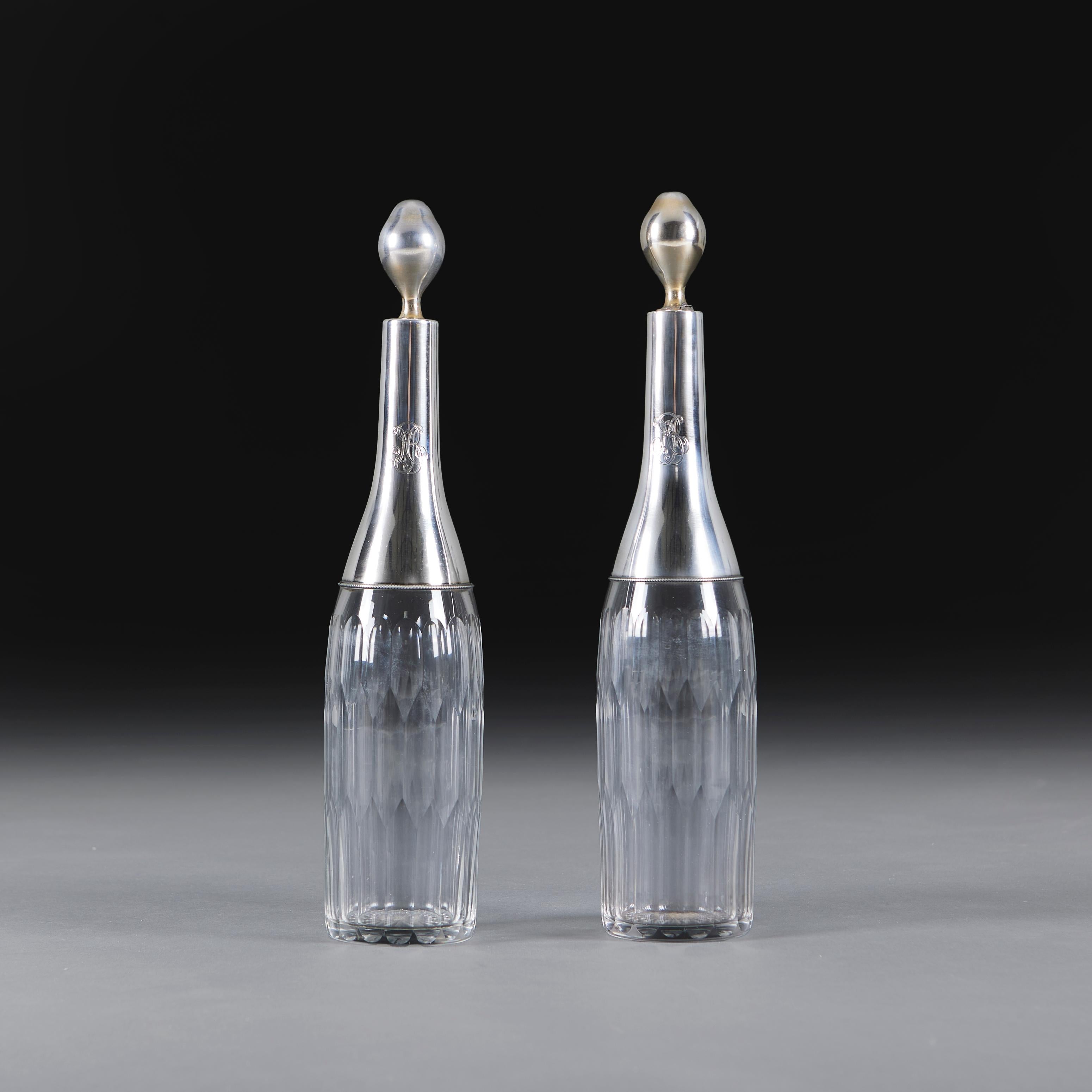 Pareja de decantadores de vino de cristal tallado y plata Francés en venta